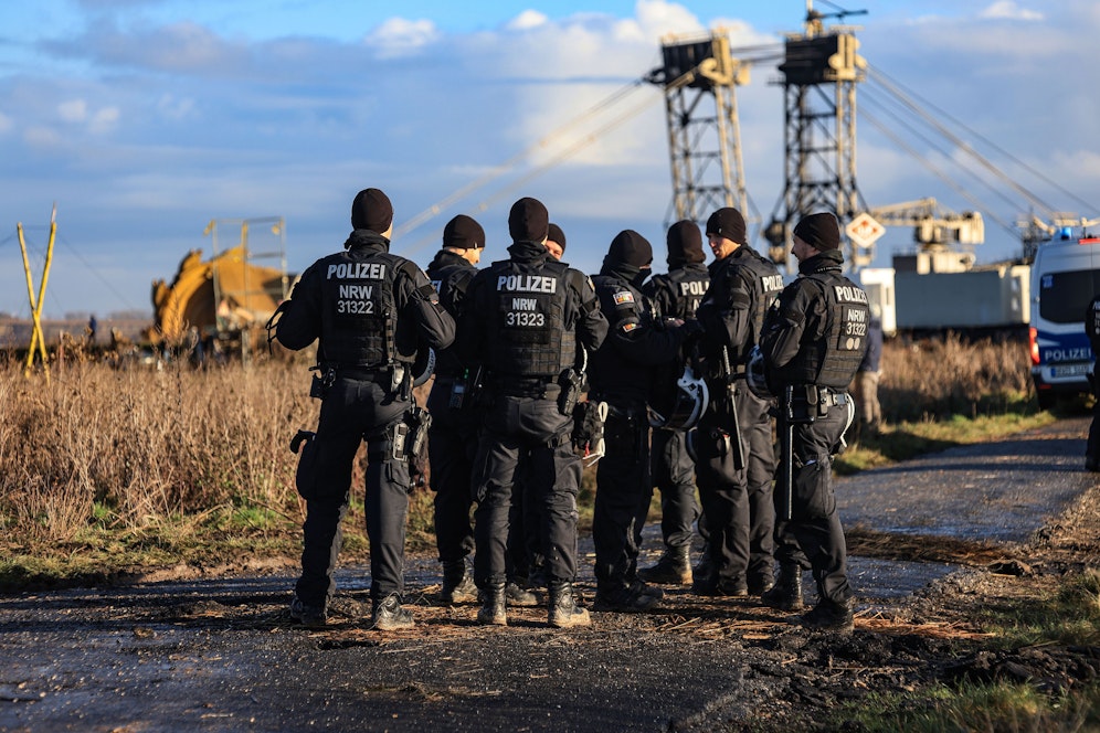 Barrikaden in Lützerath werden von Einsatzkräften geräumt.