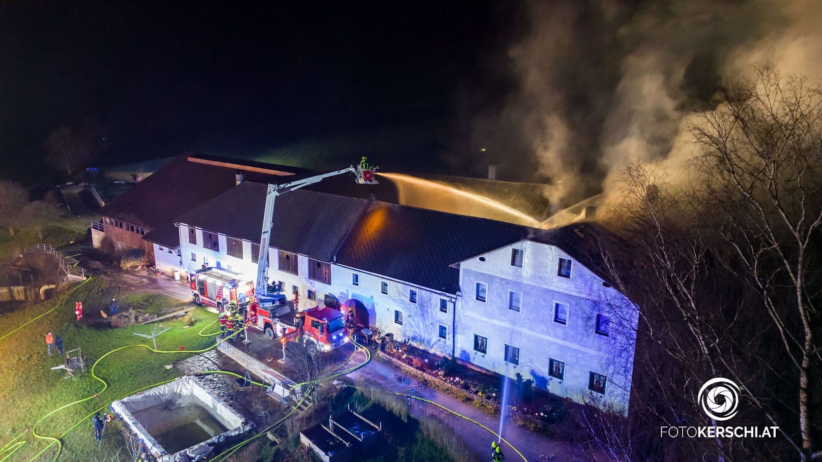 Zwölf Feuerwehren stehen derzeit in Reichraming im Bezirk Steyr-Land beim Brand eines Wohngebäudes im Einsatz.