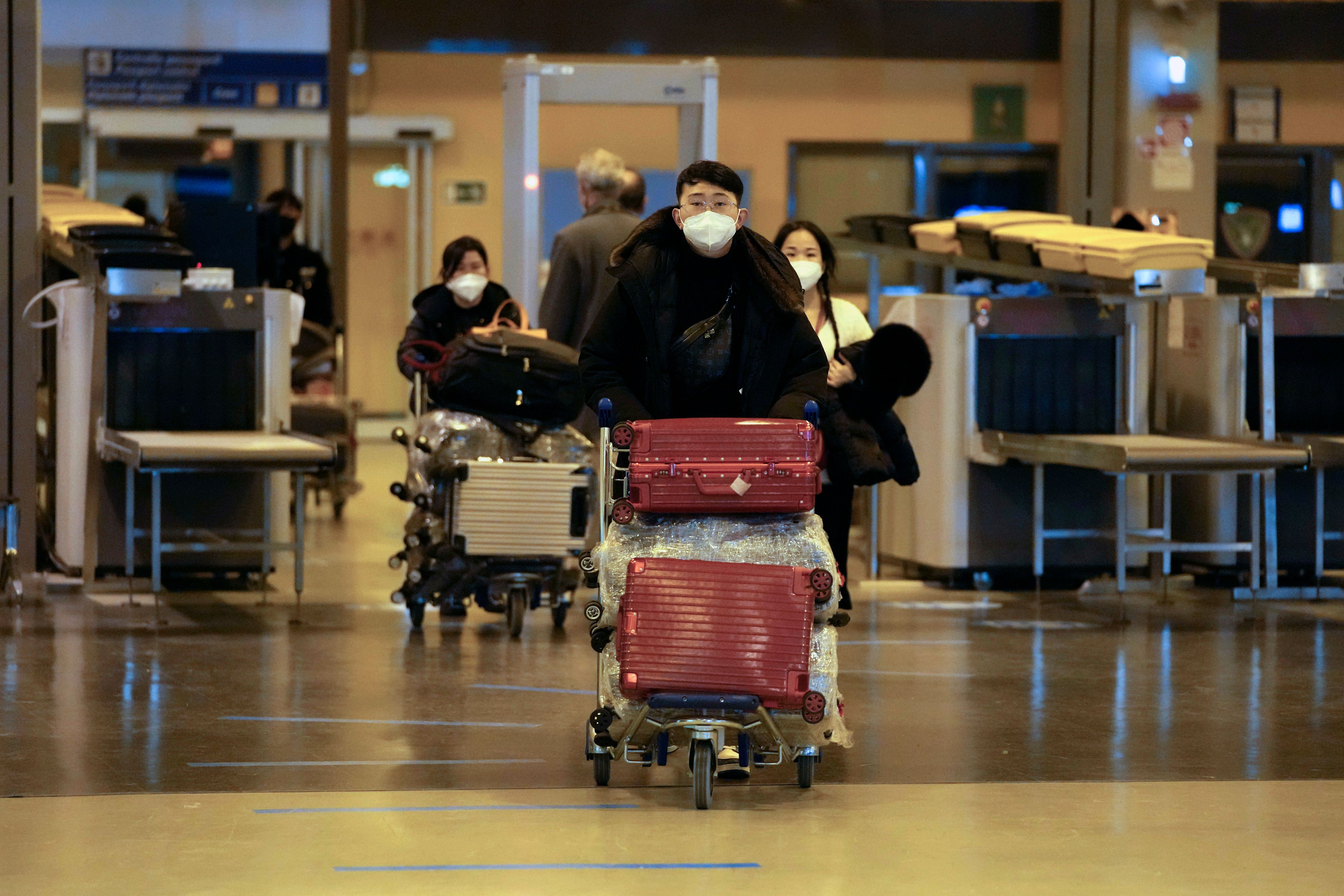 Angesichts der starken Corona-Welle in China will Österreich ab kommender Woche das Abwasser von allen Flügen aus dem Land untersuchen.