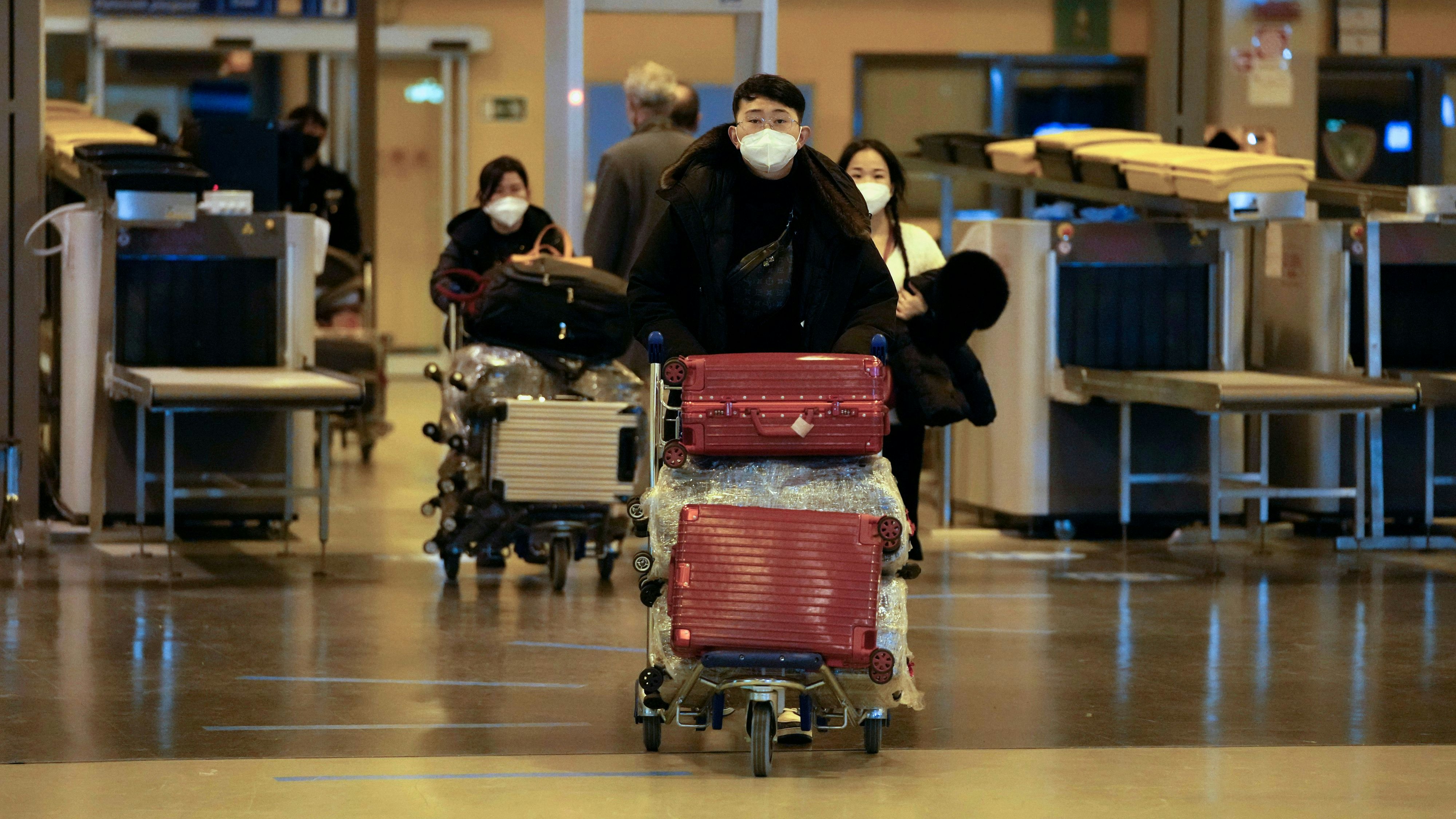 Angesichts der starken CoV-Welle in China soll in Österreich ab kommender Woche das Abwasser von allen Flügen aus China auf neue Virusvarianten untersucht werden