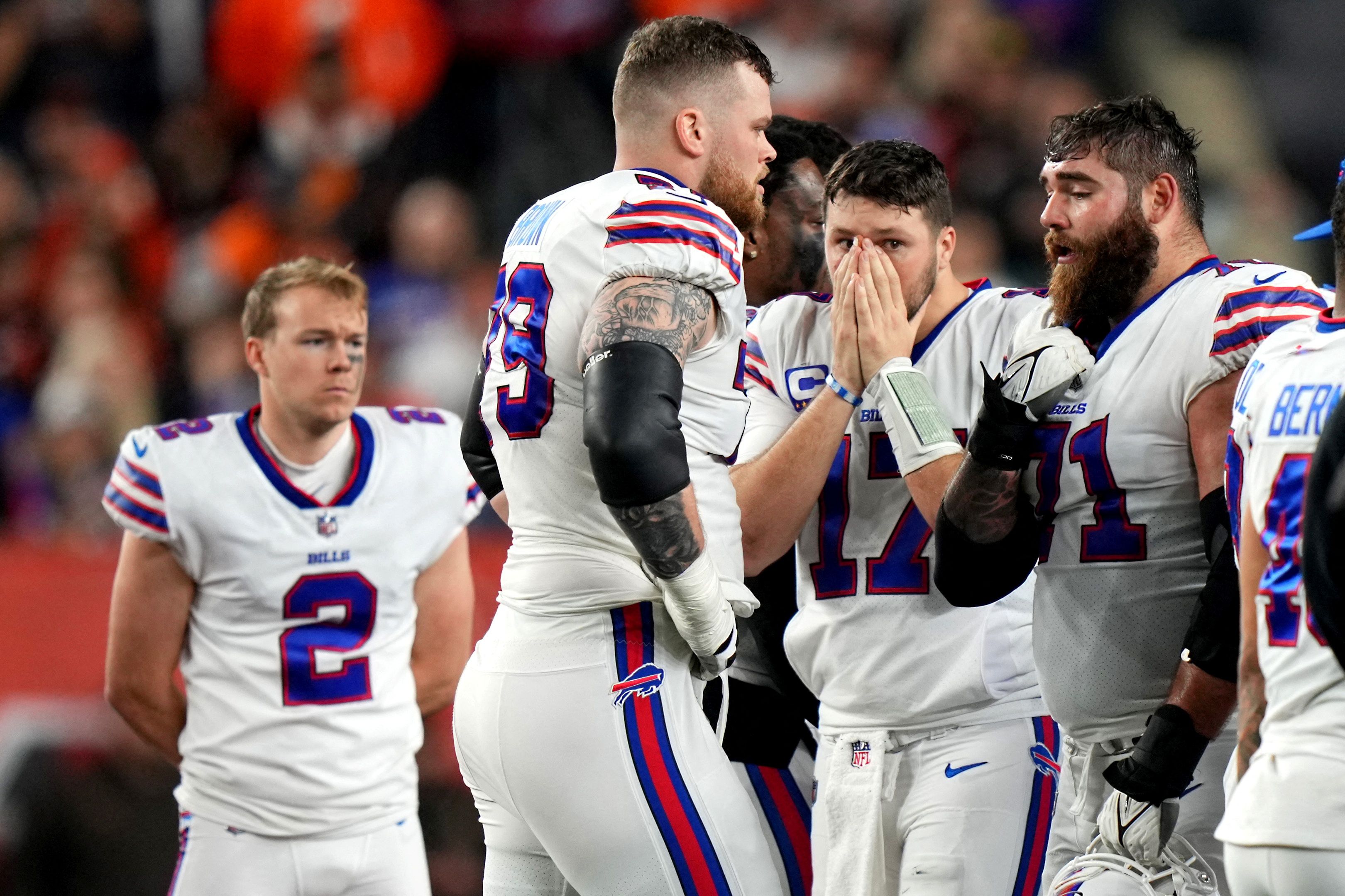 Die Stars der Buffalo Bills stehen nach dem Zusammenbruch ihres Teamkollegen unter Schock.