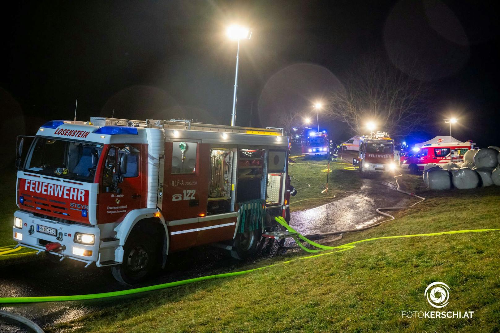 Zwölf Feuerwehren stehen derzeit in Reichraming im Bezirk Steyr-Land beim Brand eines Wohngebäudes im Einsatz.