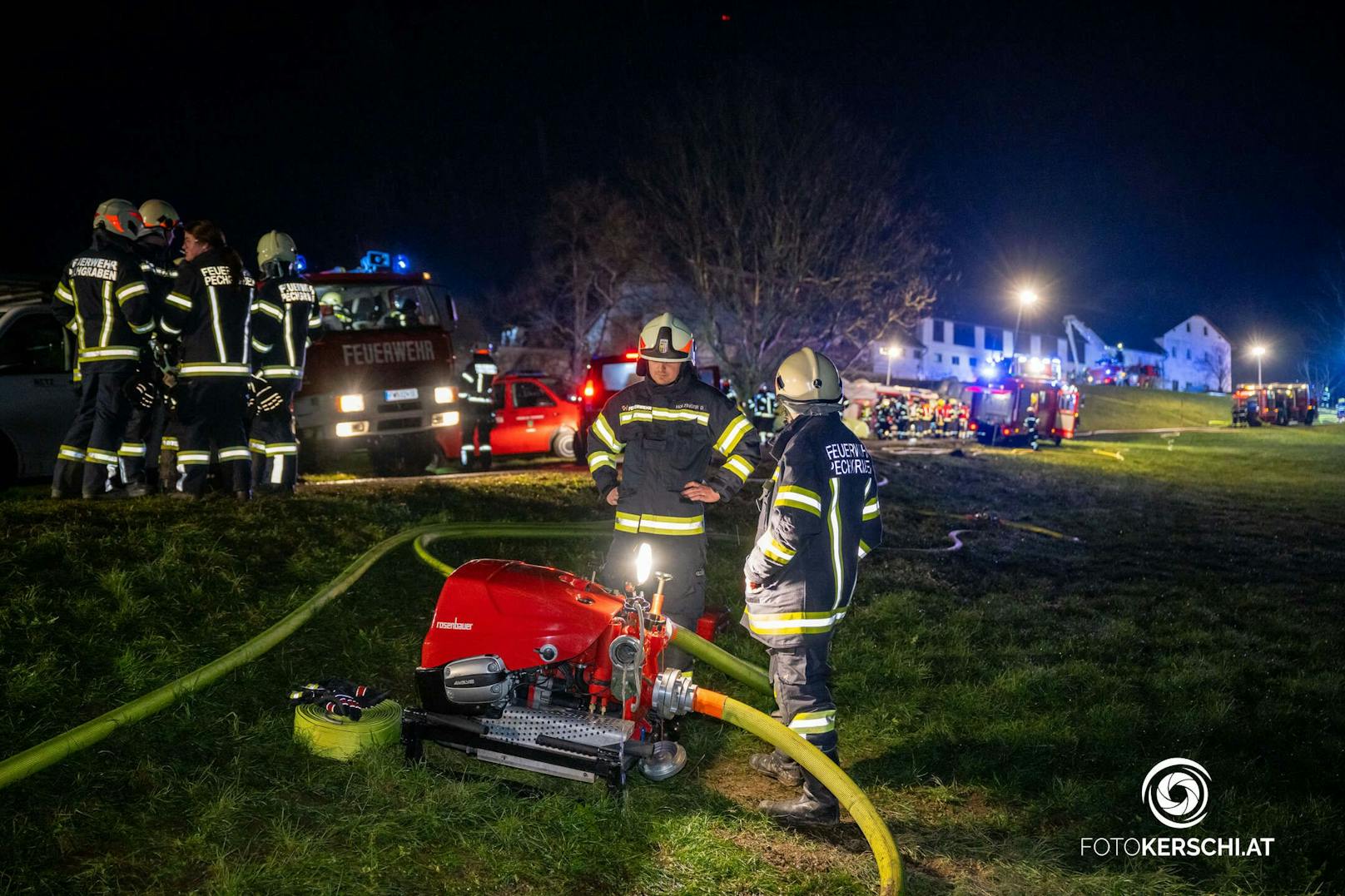 Zwölf Feuerwehren stehen derzeit in Reichraming im Bezirk Steyr-Land beim Brand eines Wohngebäudes im Einsatz.