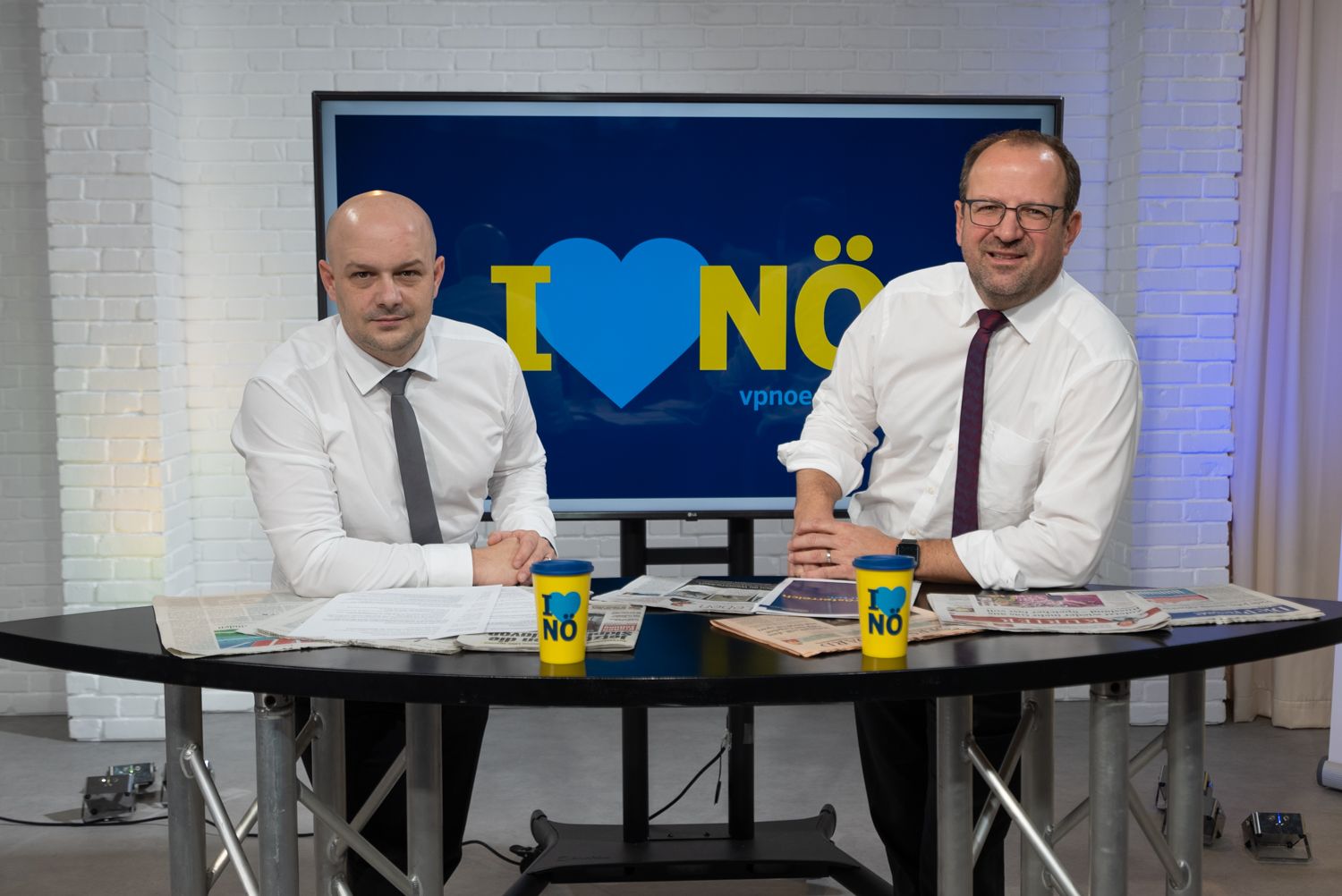 Kommunikationsleiter Günther Haslauer und Landesgeschäftsführer Bernhard Ebner besprechen jetzt aktuelle Themen in einer neuen, täglichen Sendung.