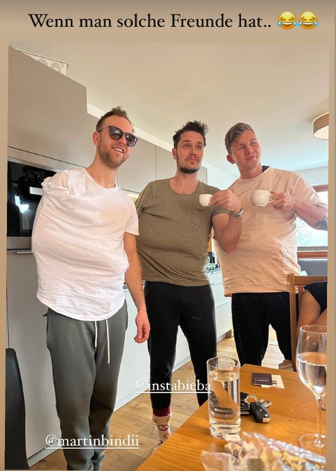 Nach seinem Unfall kann Roman Schindler (Mi.) seinen rechten Arm nicht mehr bewegen. Seine Freunde zeigen auf Insta Solidarität.