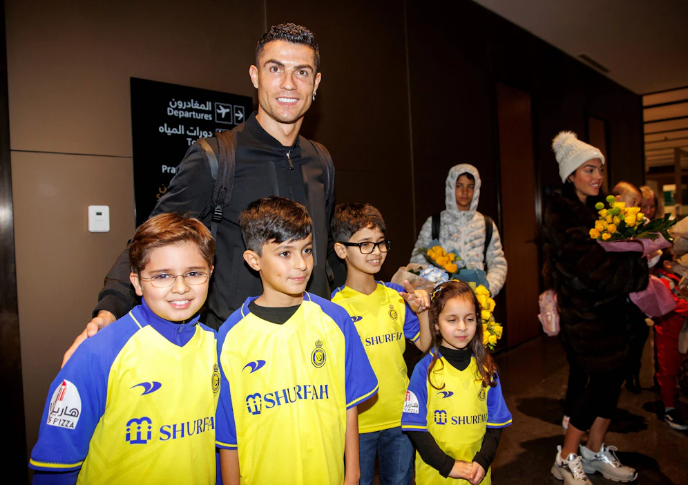 Ronaldo posiert schon mit den ersten Al-Nassr-Fans