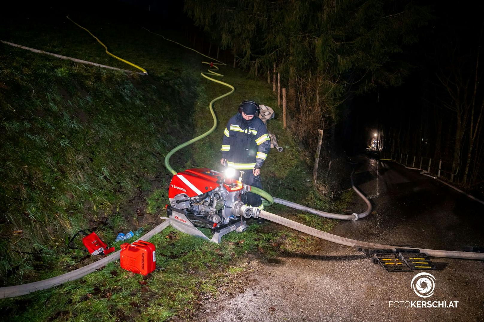 Zwölf Feuerwehren stehen derzeit in Reichraming im Bezirk Steyr-Land beim Brand eines Wohngebäudes im Einsatz.