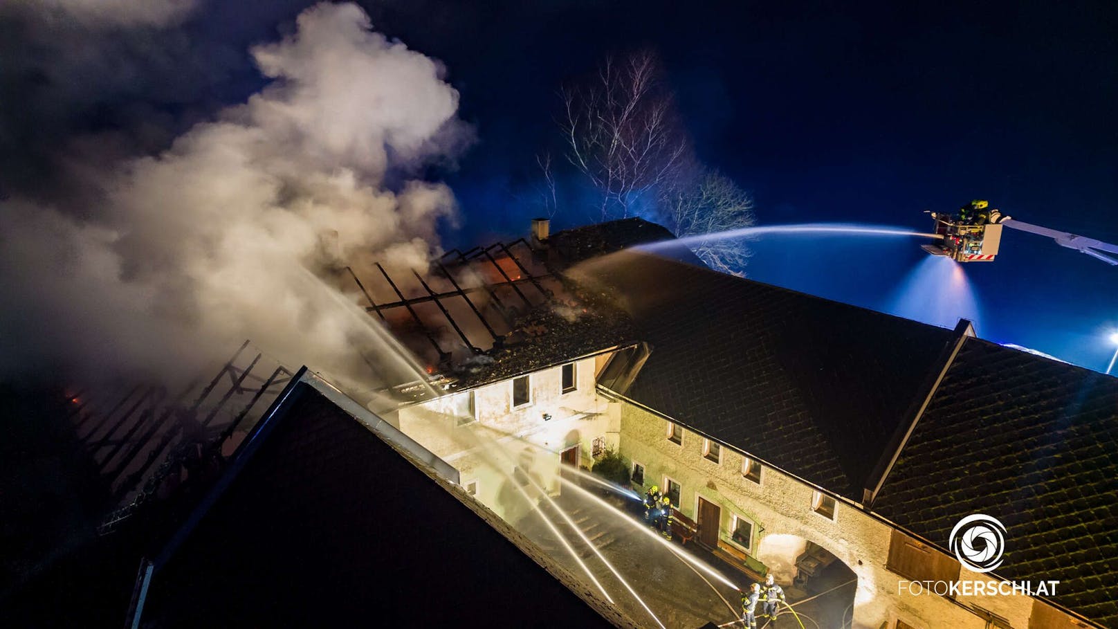 Zwölf Feuerwehren stehen derzeit in Reichraming im Bezirk Steyr-Land beim Brand eines Wohngebäudes im Einsatz.