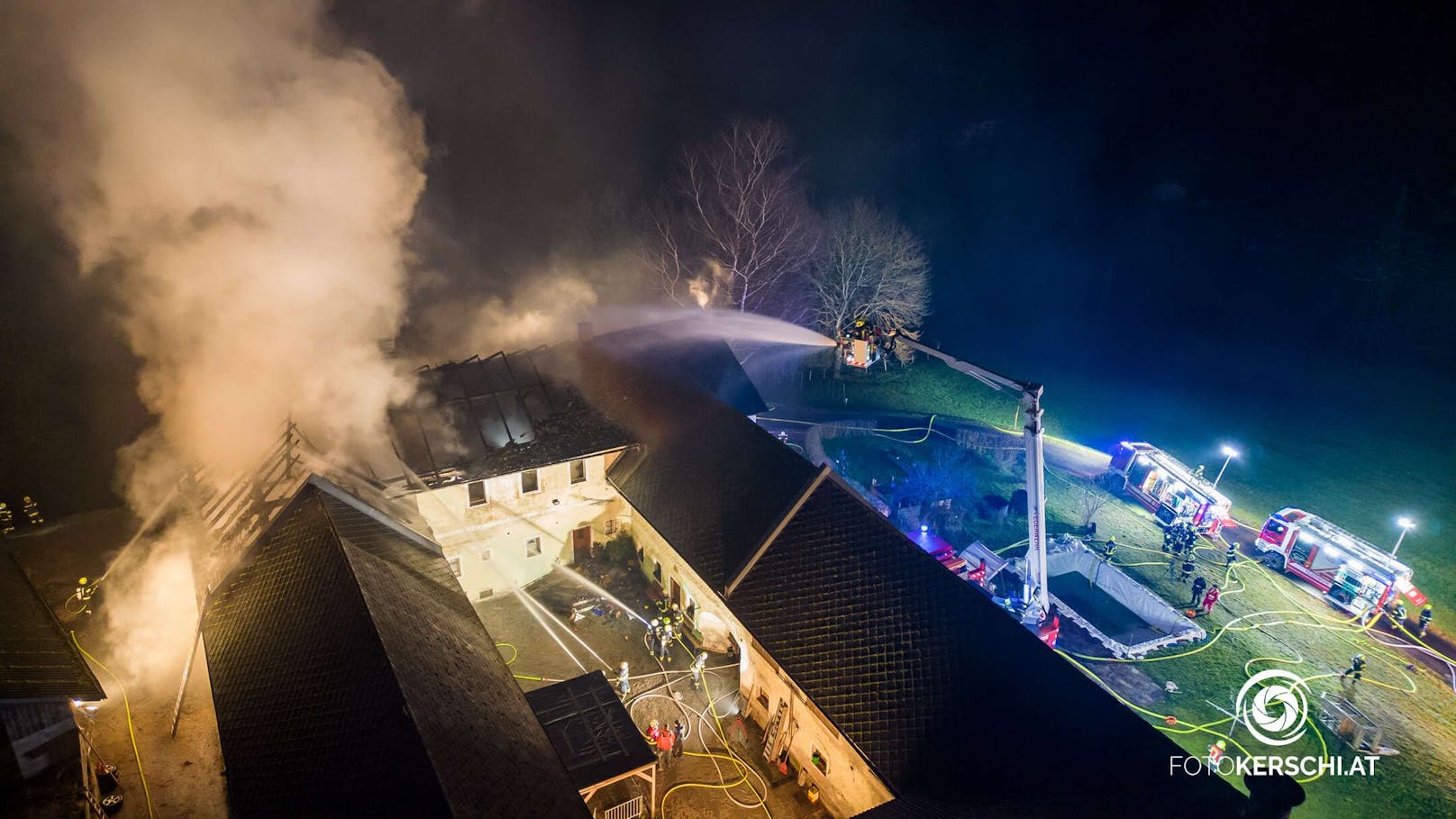 Zwölf Feuerwehren stehen derzeit in Reichraming im Bezirk Steyr-Land beim Brand eines Wohngebäudes im Einsatz.