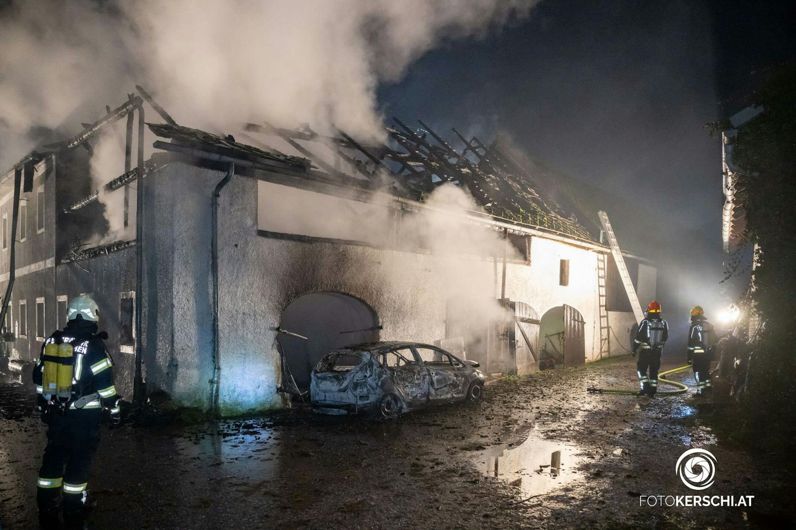 Großeinsatz in Oberösterreich – Bauernhof in Flammen