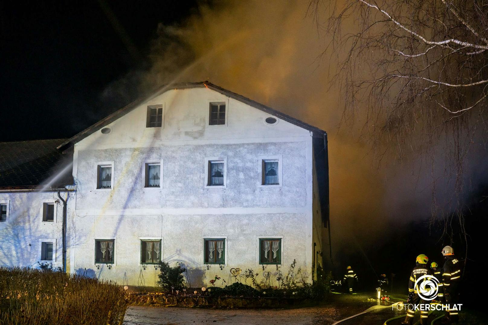 Zwölf Feuerwehren stehen derzeit in Reichraming im Bezirk Steyr-Land beim Brand eines Wohngebäudes im Einsatz.