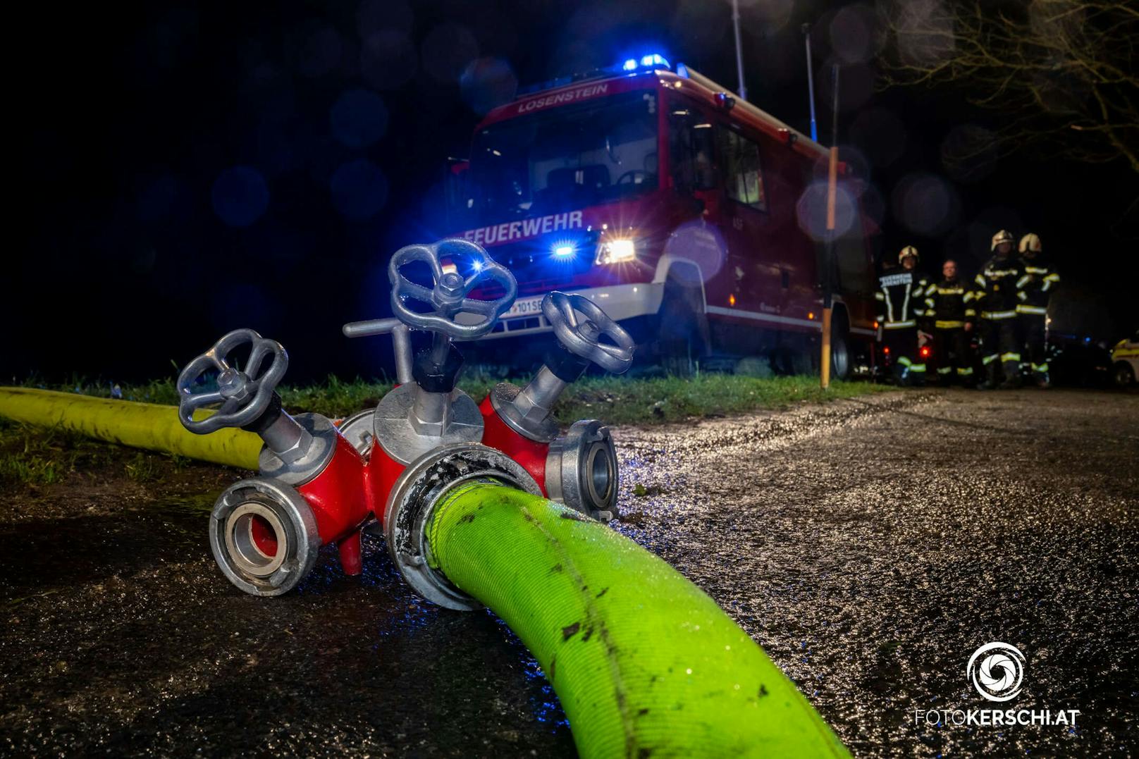 Zwölf Feuerwehren stehen derzeit in Reichraming im Bezirk Steyr-Land beim Brand eines Wohngebäudes im Einsatz.