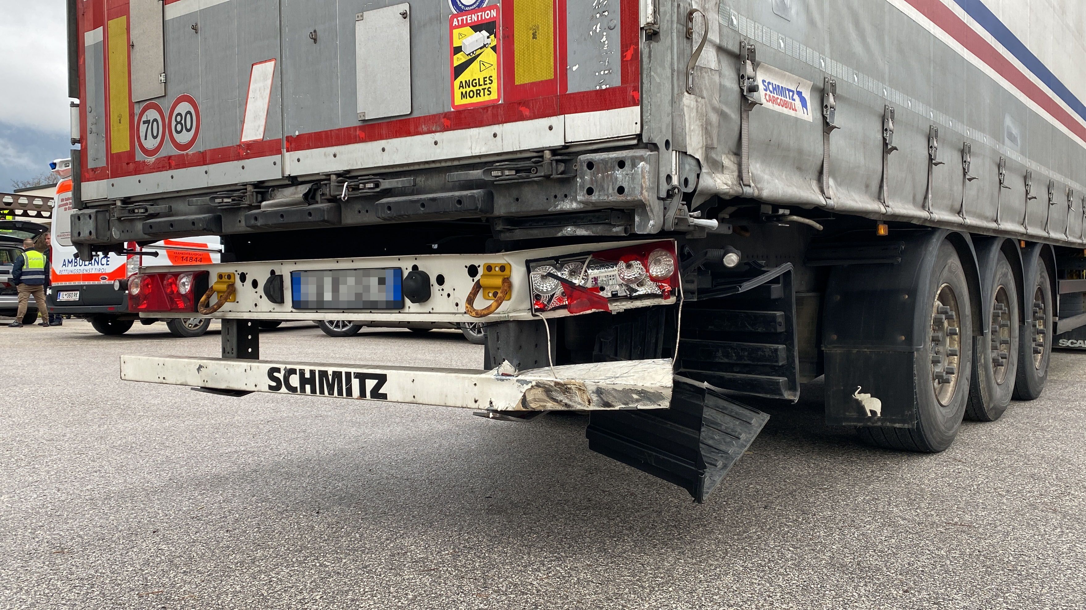 Der Lastwagen wurde dagegen nur vergleichsweise leicht beschädigt.