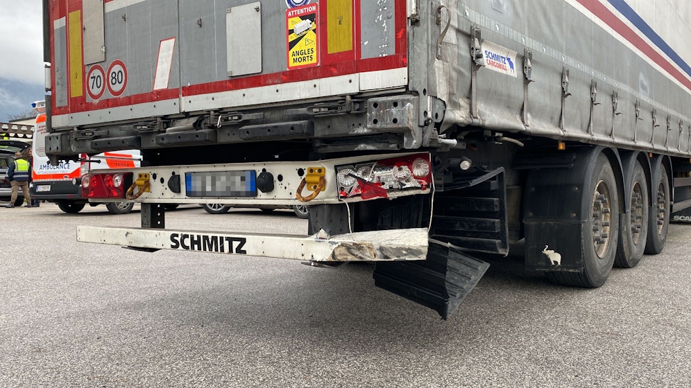 Auch ein Lastwagen kam bei dem waghalsigen Manöver zu Schaden.&nbsp;