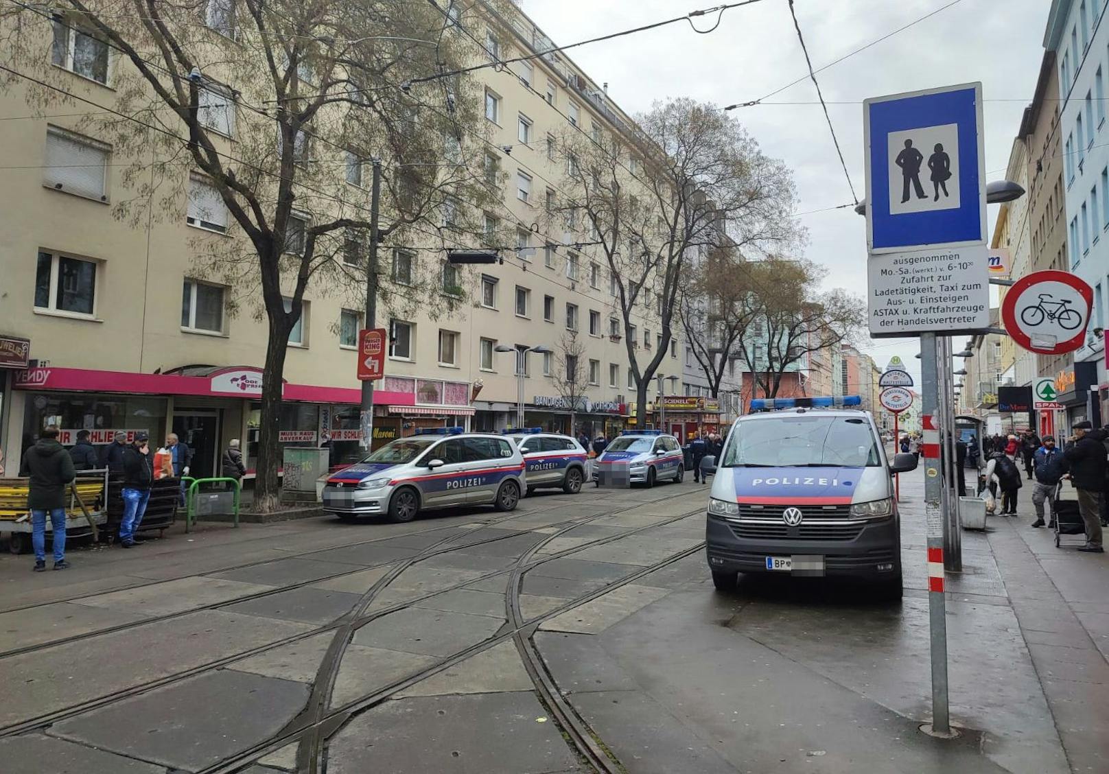 Am Reumannplatz in Wien-Favoriten sorgten mehrere Einsatzfahrzeuge der Polizei für Aufsehen.