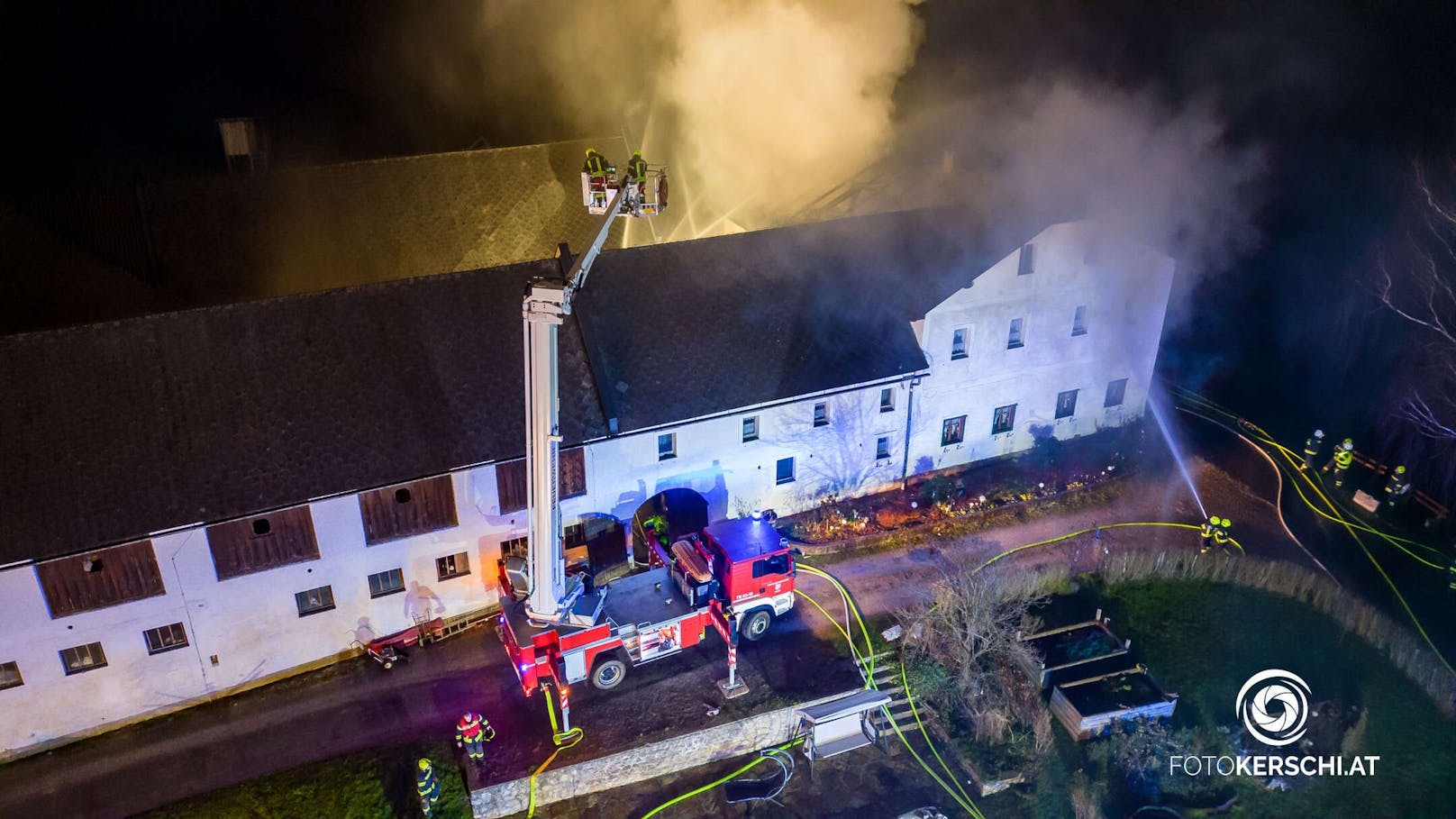 Zwölf Feuerwehren stehen derzeit in Reichraming im Bezirk Steyr-Land beim Brand eines Wohngebäudes im Einsatz.