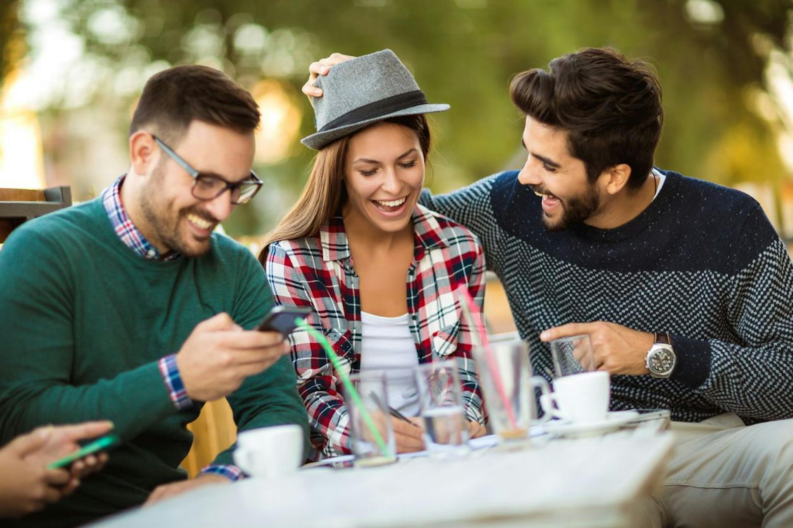 Ein wenig Humor hat doch nie geschadet. Besonders wenn es Situationen betrifft, die du nicht kontrollieren kannst. Scherze öfters mit deinen Mitmenschen, aber auch mit dir selbst, wenn es das nächste Mal zu einem Missgeschick kommt. 