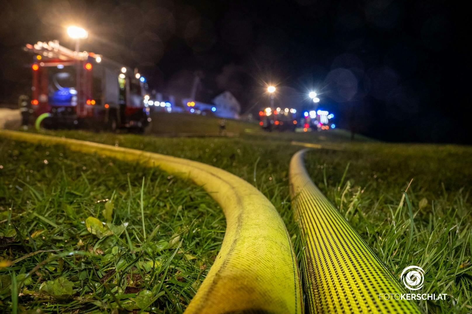 Zwölf Feuerwehren stehen derzeit in Reichraming im Bezirk Steyr-Land beim Brand eines Wohngebäudes im Einsatz.