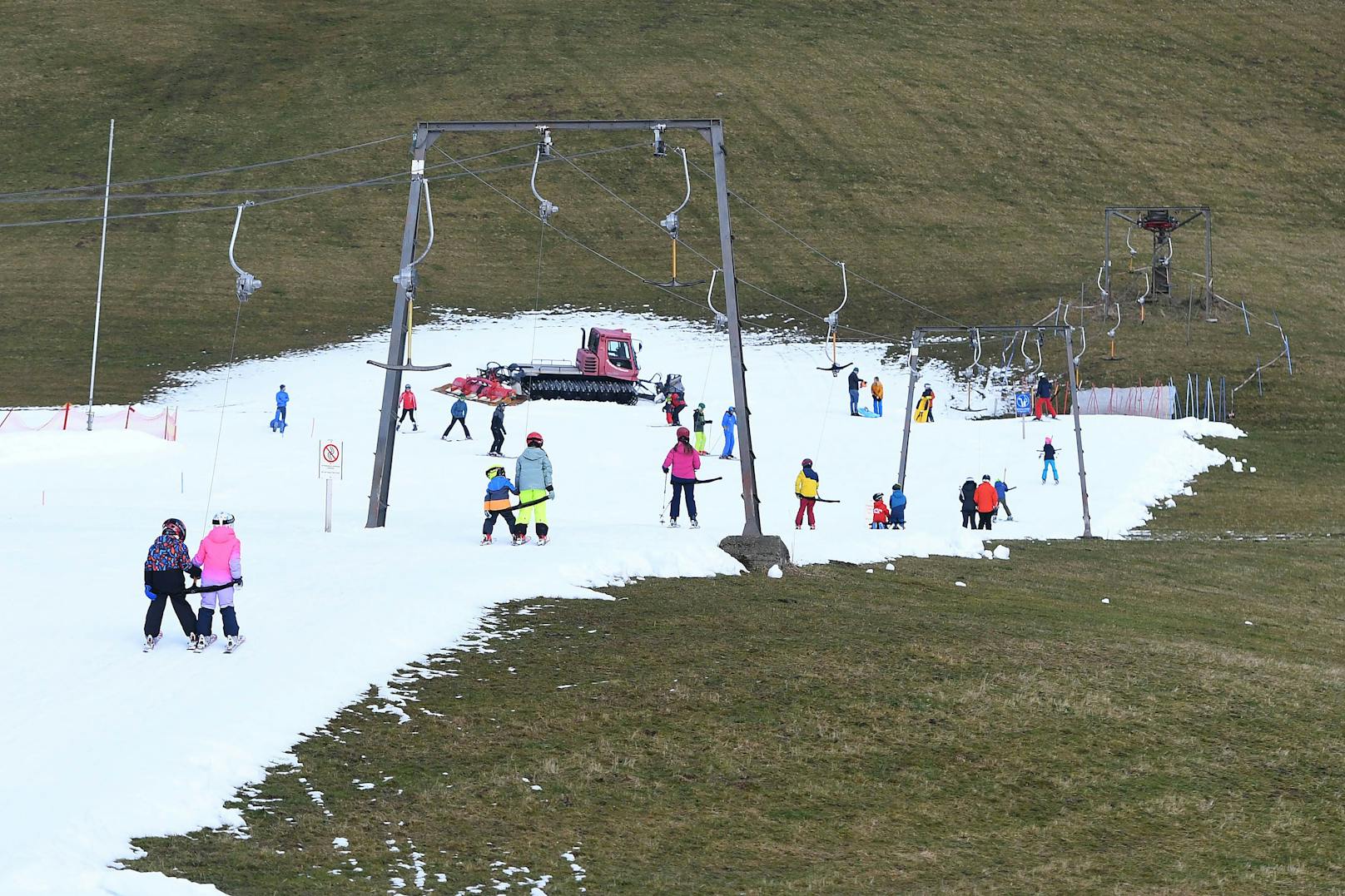 Auch in einem Skigebiet in Salzburg ist man beim Skifahren von grüner Fläche umgeben.