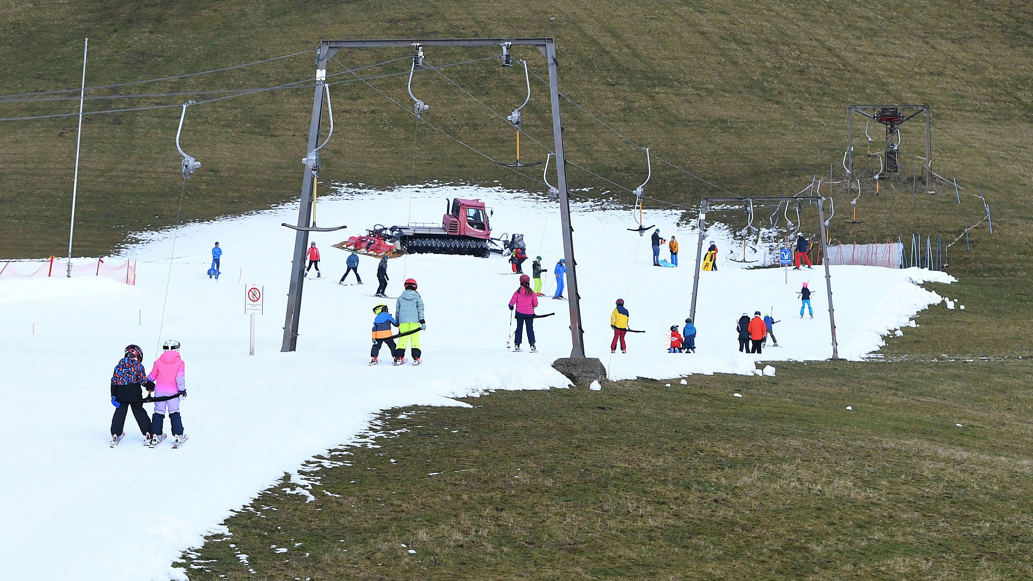 Viele Skigebiete in Österreich leider aktuell unter Schneemangel.