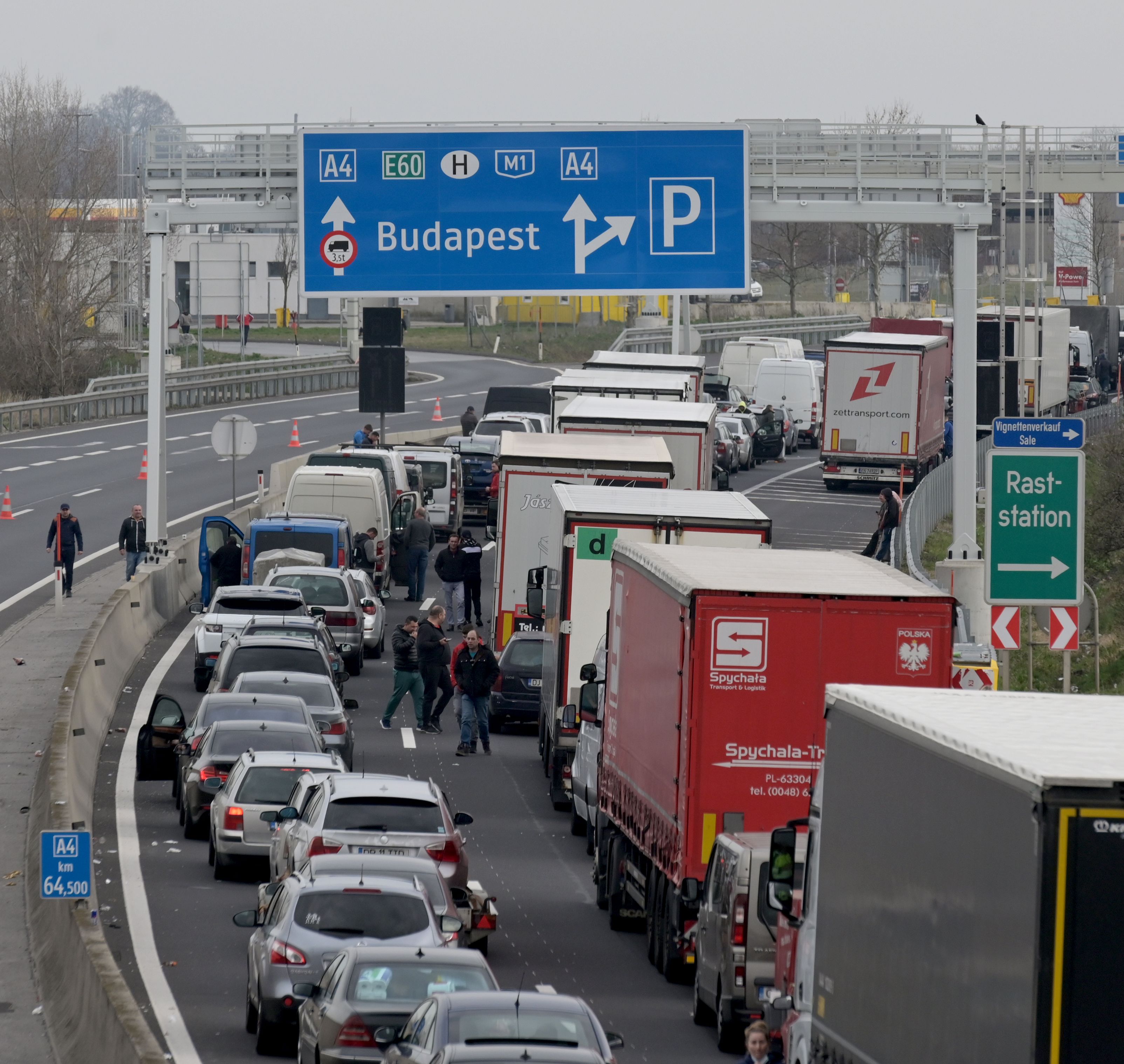 Laut ÖAMTC sollte man Grenzwartezeiten einplanen.