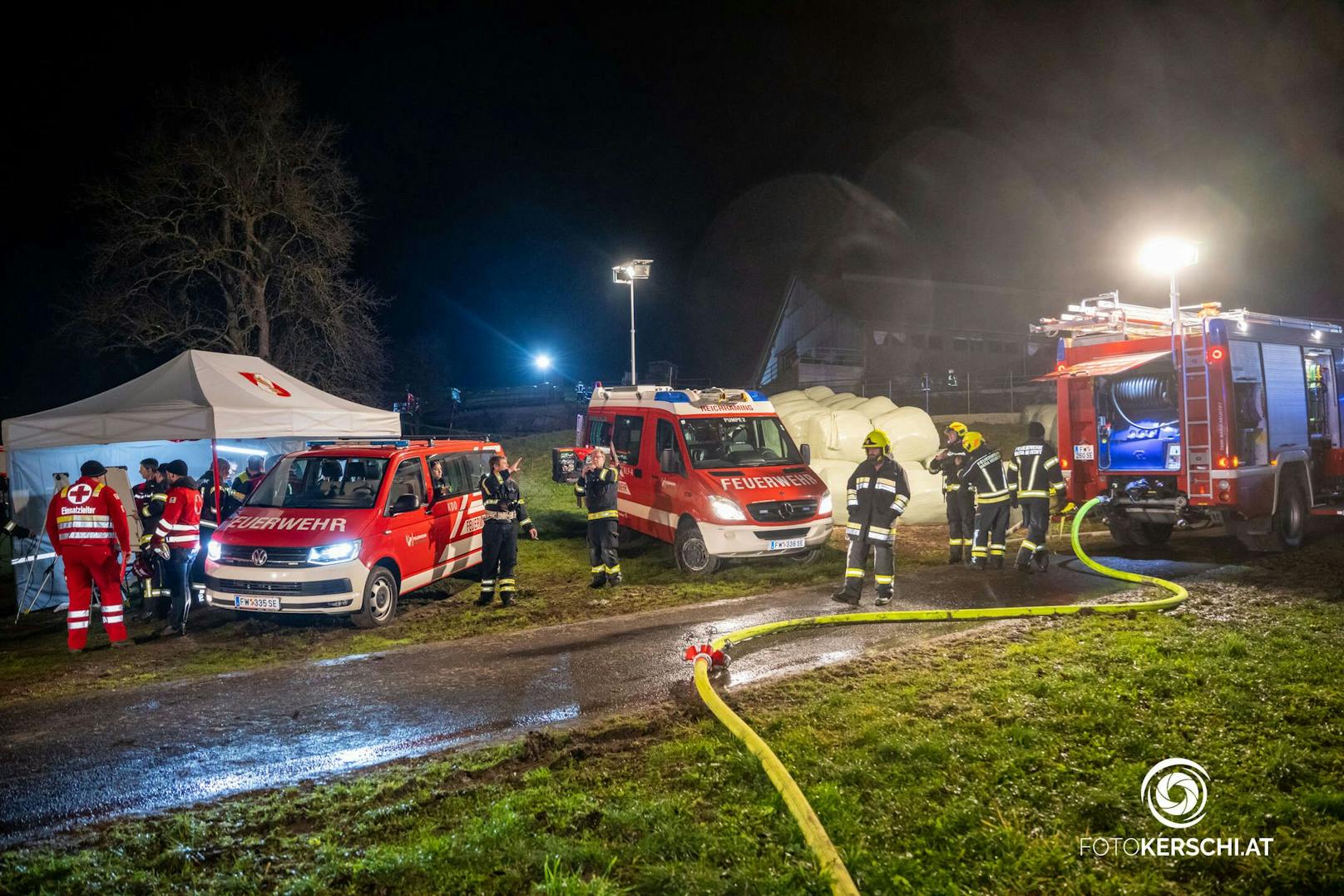 Zwölf Feuerwehren stehen derzeit in Reichraming im Bezirk Steyr-Land beim Brand eines Wohngebäudes im Einsatz.