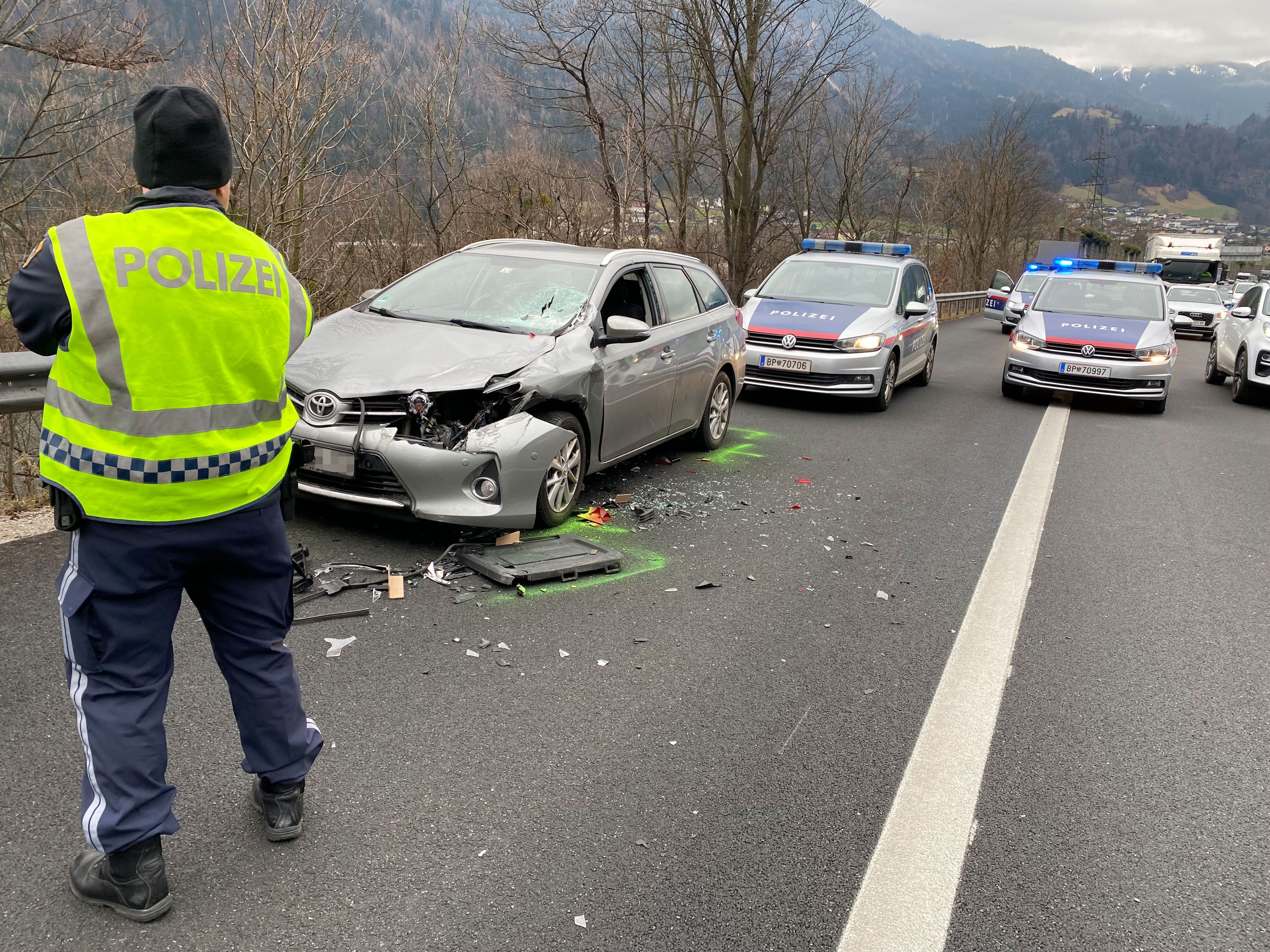 Wiesing-Verfolgungsjagd endete mit Unfall auf der Inntalautobahn  -Fotocredit: ZOOM.TIROL 