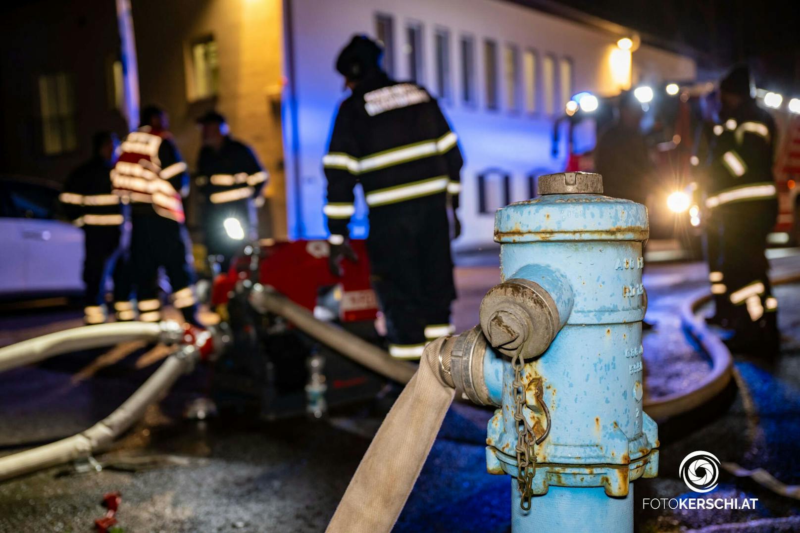 Zwölf Feuerwehren stehen derzeit in Reichraming im Bezirk Steyr-Land beim Brand eines Wohngebäudes im Einsatz.