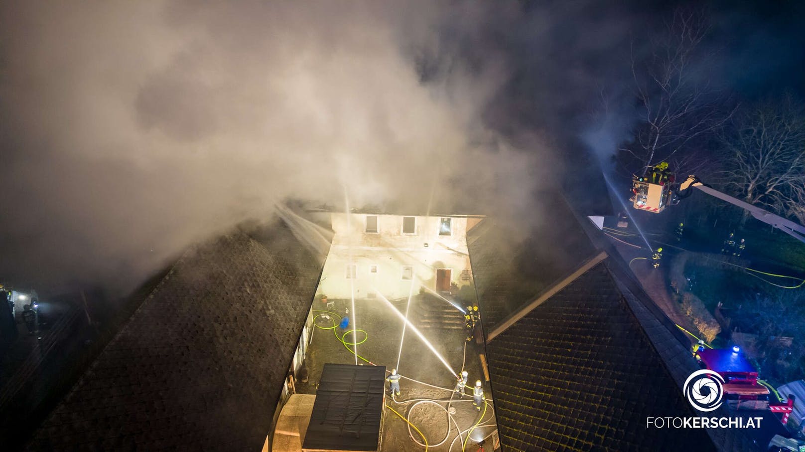 Zwölf Feuerwehren stehen derzeit in Reichraming im Bezirk Steyr-Land beim Brand eines Wohngebäudes im Einsatz.