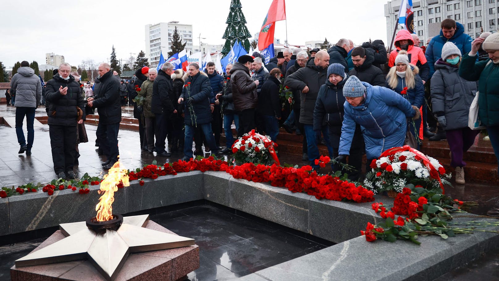 Russische Trauerfeier nach dem ukrainischen Raketenangriff auf Makijiwka (Region Donezk).
