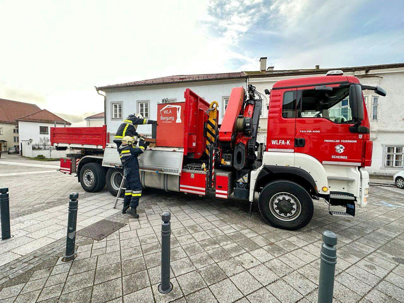 Der Lenker blieb bei der Stiege hängen.