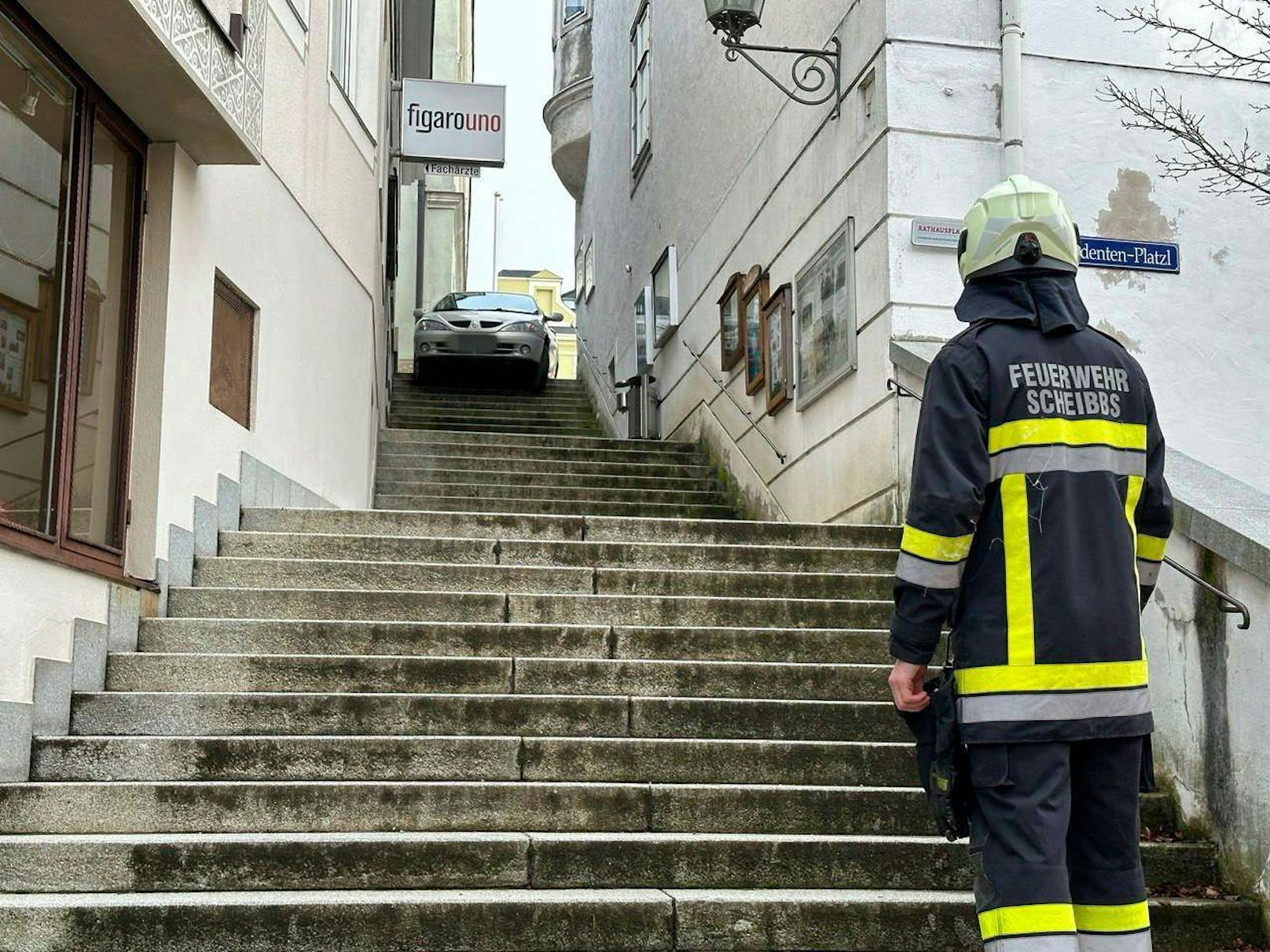 Der Lenker blieb bei der Stiege hängen.