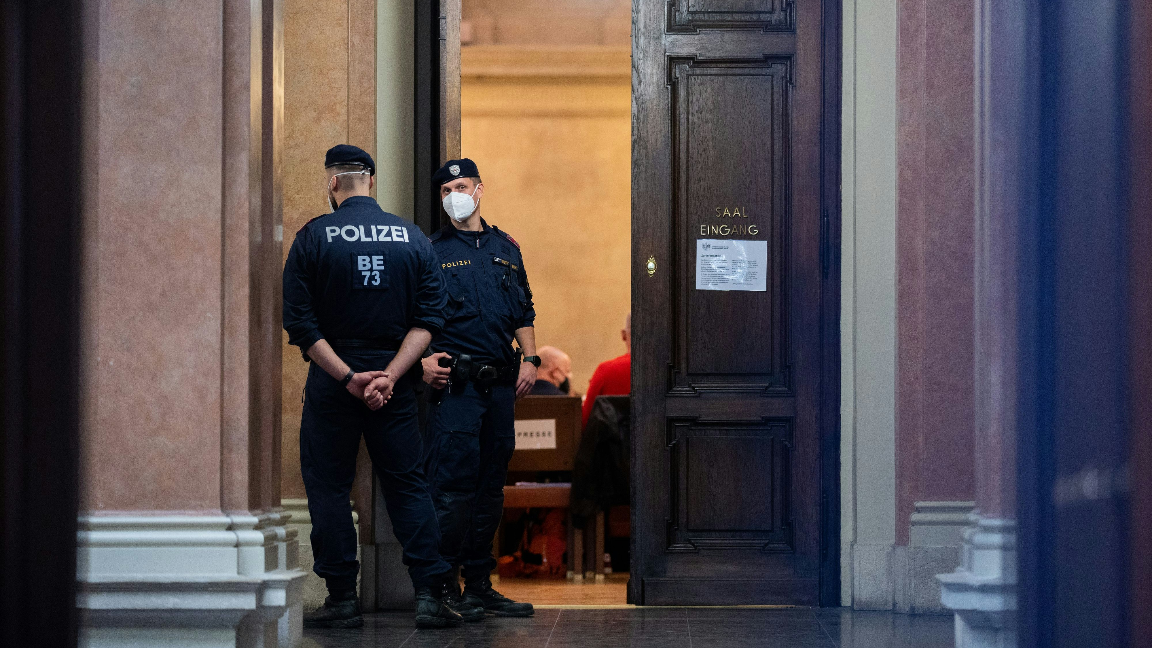 Download von www.picturedesk.com am 04.01.2023 (14:15).  ABD0039_20221018 - WIEN - ÖSTERREICH: Prozess-Auftakt gegen mutmaßliche Unterstützer des Attentäters von Wien am Dienstag, 18. Oktober 2022, im Straflandesgericht Wien. Im Bild: Eingang zum Großen Schwurgerichtssaal. - FOTO: APA/GEORG HOCHMUTH - 20221018_PD2837 - Rechteinfo: Rights Managed (RM)