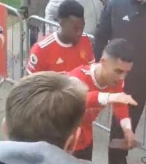 Hier schlug Ronaldo einem jungen Fan das Handy aus der Hand.