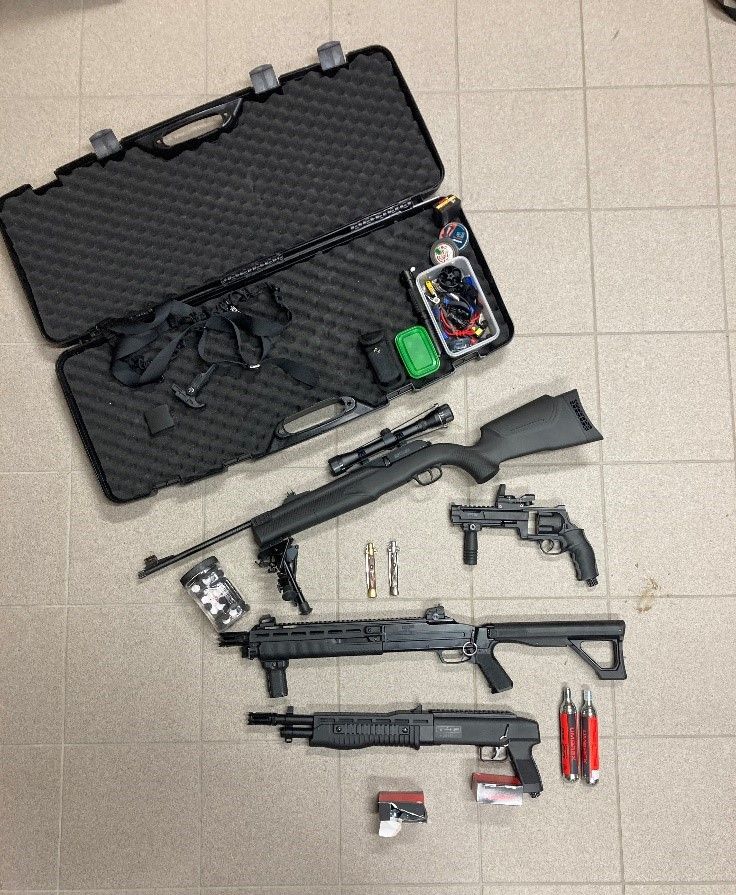 Die Beamten konnten neben den Waffen auch geringe Mengen Suchtgift sicherstellen.