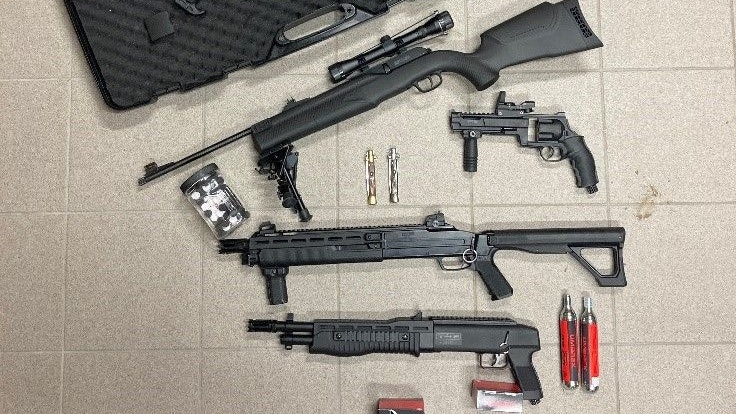 Die Beamten konnten neben den Waffen auch geringe Mengen Suchtgift sicherstellen.