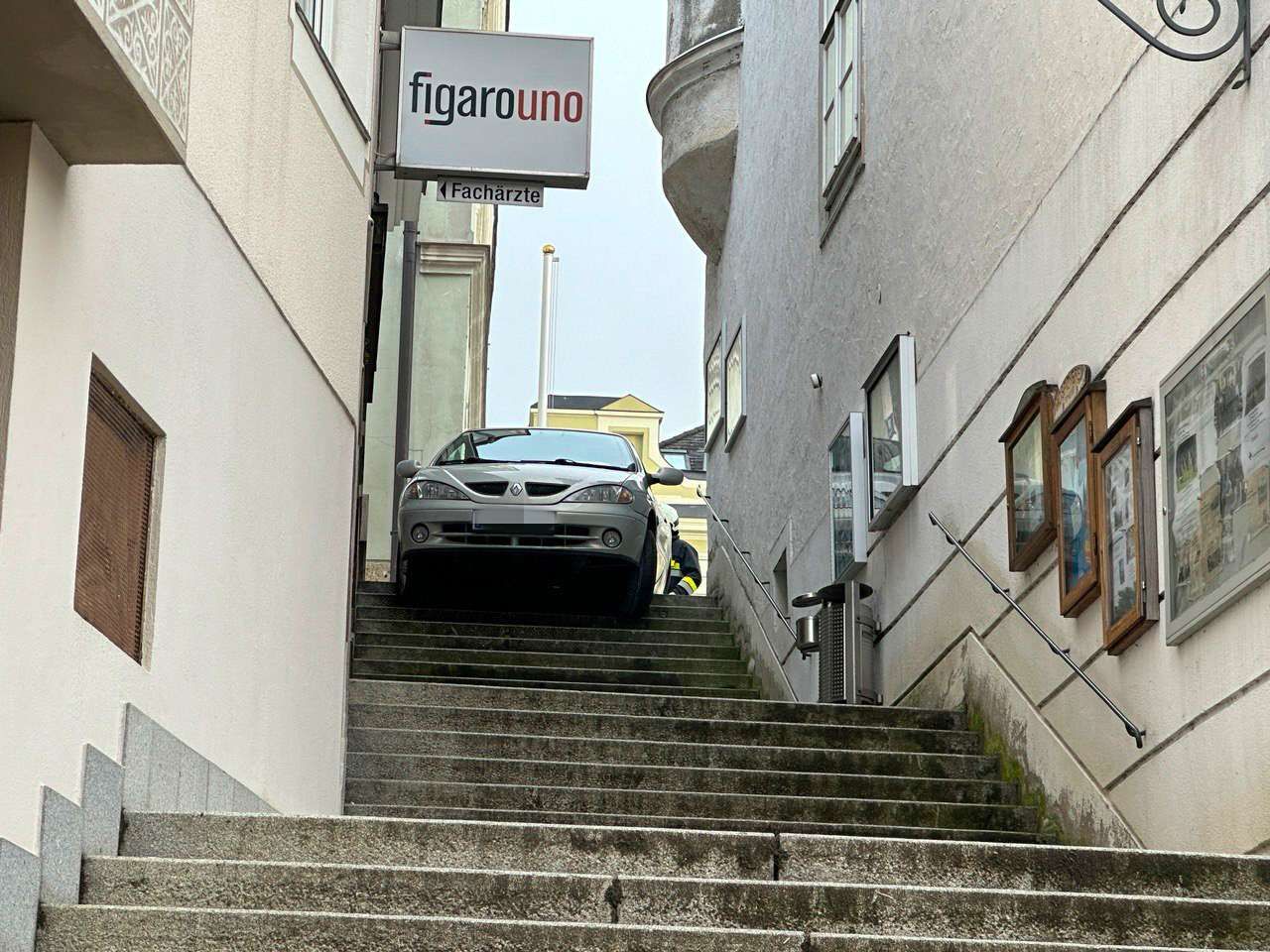 Der Lenker blieb bei der Stiege hängen.