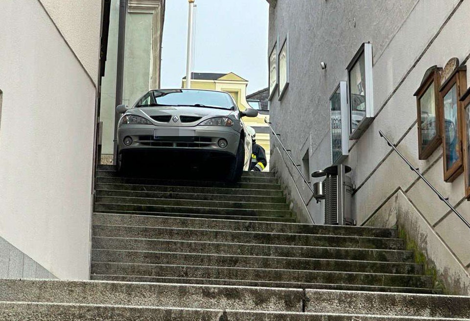 Der Lenker blieb bei der Stiege hängen.