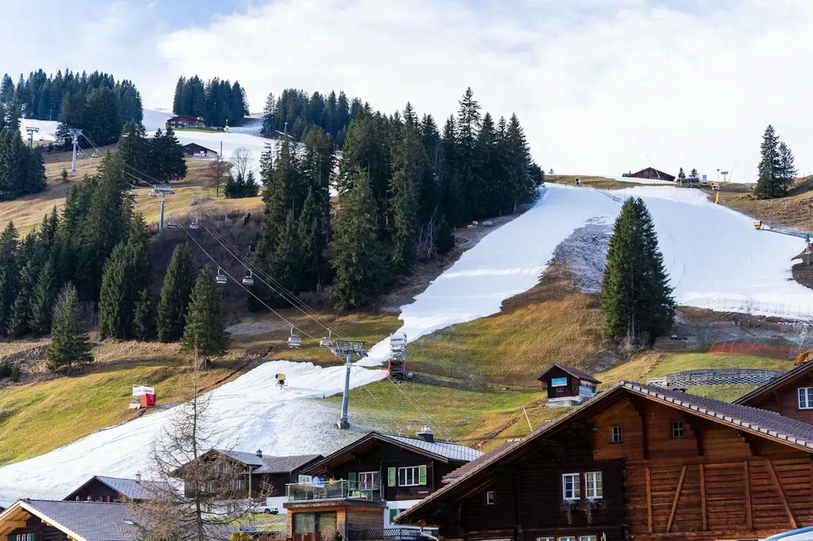 Vielerorts liegt viel zu wenig Schnee, weshalb erste Skigebiete bereits schließen mussten.