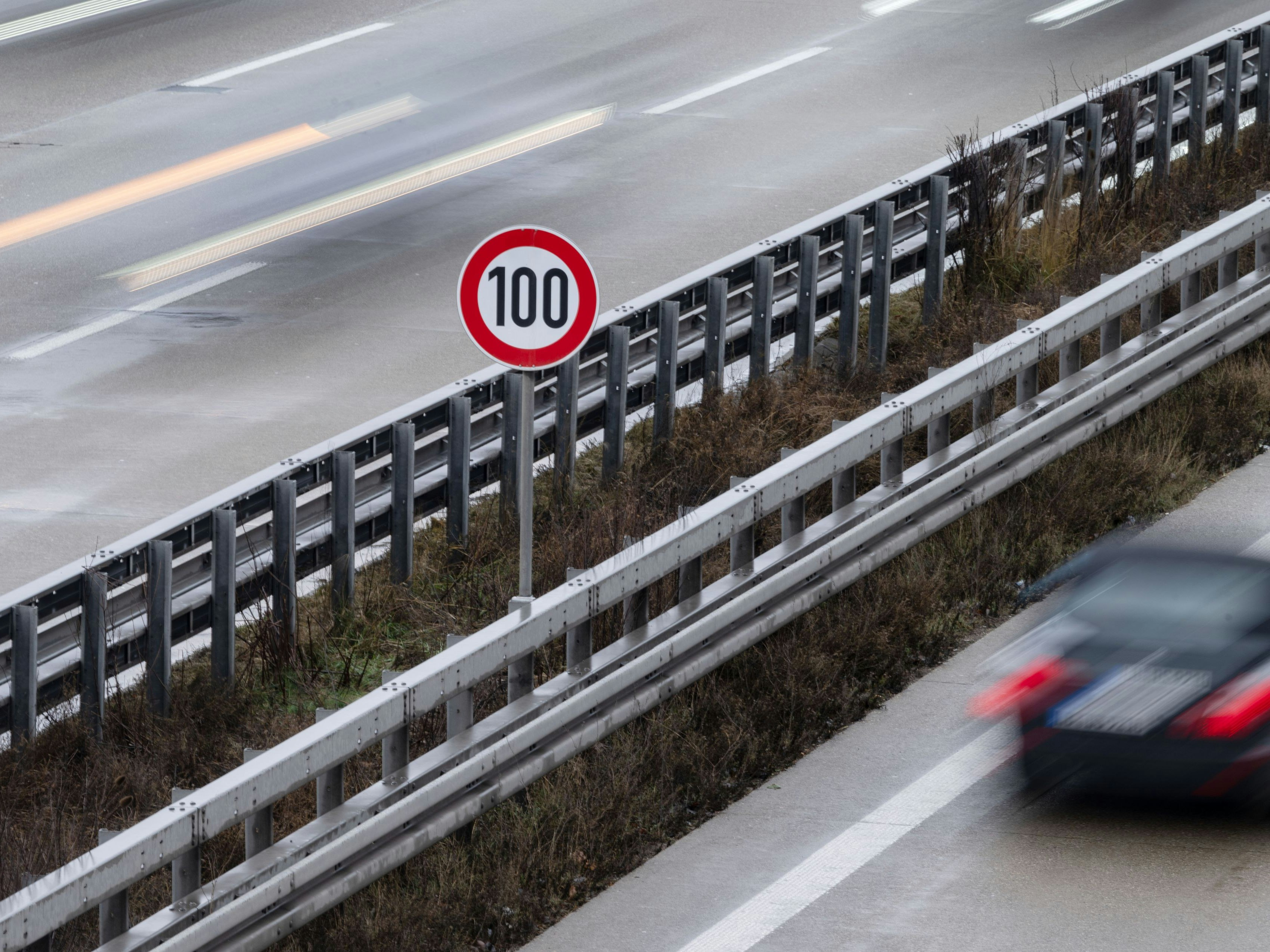 Download von www.picturedesk.com am 04.01.2023 (11:26).  23 December 2022, Baden-Wuerttemberg, Gruibingen: A speed 100 sign stands on the median strip of the A8. Photo: Marijan Murat/dpa - 20221223_PD3919 - Rechteinfo: Rights Managed (RM)