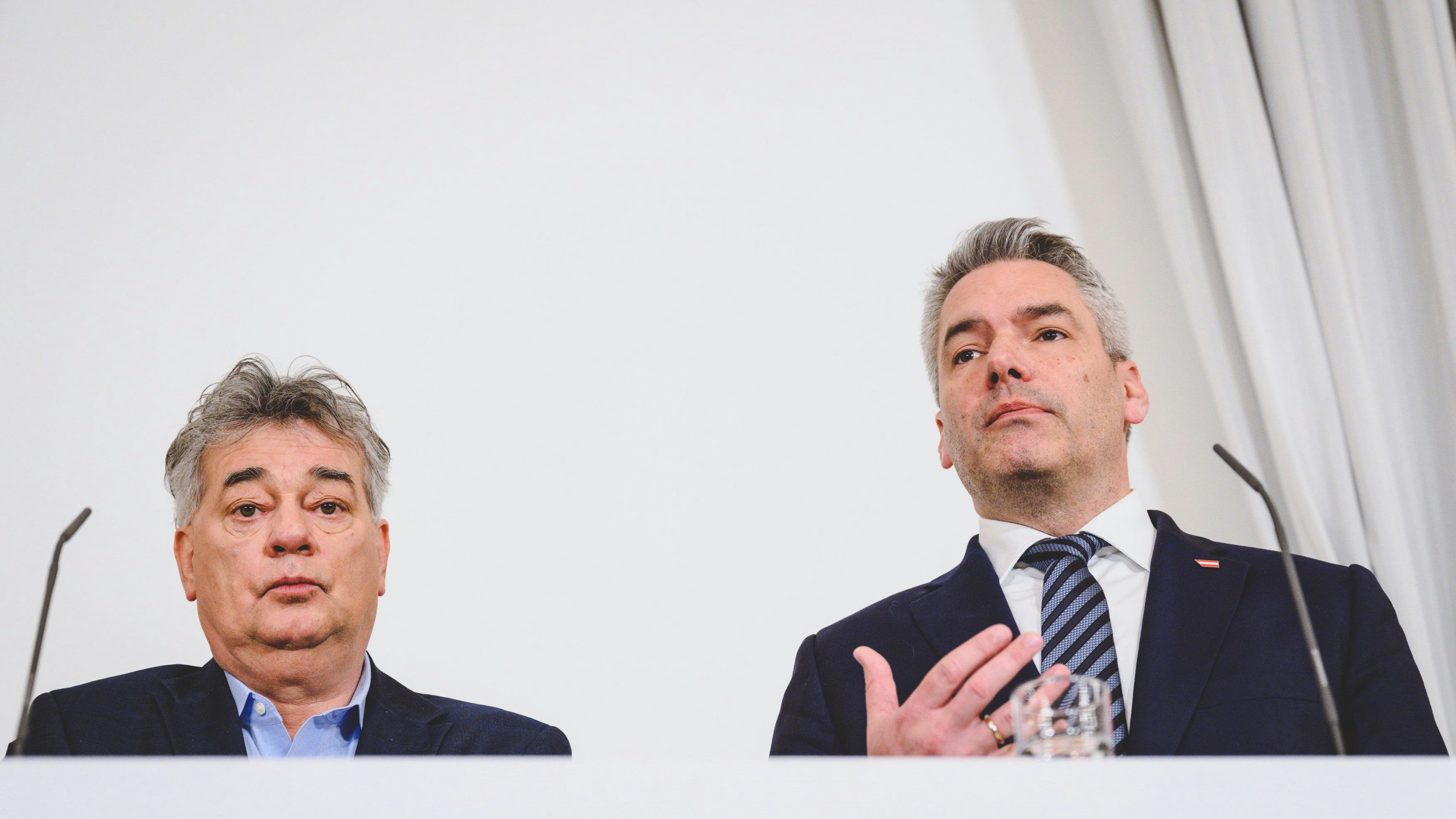 Download von www.picturedesk.com am 04.01.2023 (08:02).  21.12.2022, Bundeskanzleramt, Wien, AUT, Bundesregierung, Pressefoyer nach Sitzung des Ministerrats, im Bild v.l. Vizekanzler Werner Kogler (Die Grünen), Bundeskanzler Karl Nehammer (ÖVP) // from left to right: vice chancellor Werner Kogler (the green party), chancellor Karl Nehammer (austrian peoples party) during the media briefing after cabinet meeting at the federal chancellery. Vienna, Austria on 2022/12/21. EXPA Pictures © 2022, PhotoCredit: EXPA/ Max Slovencik - 20221221_PD1967 - Rechteinfo: Rights Managed (RM)