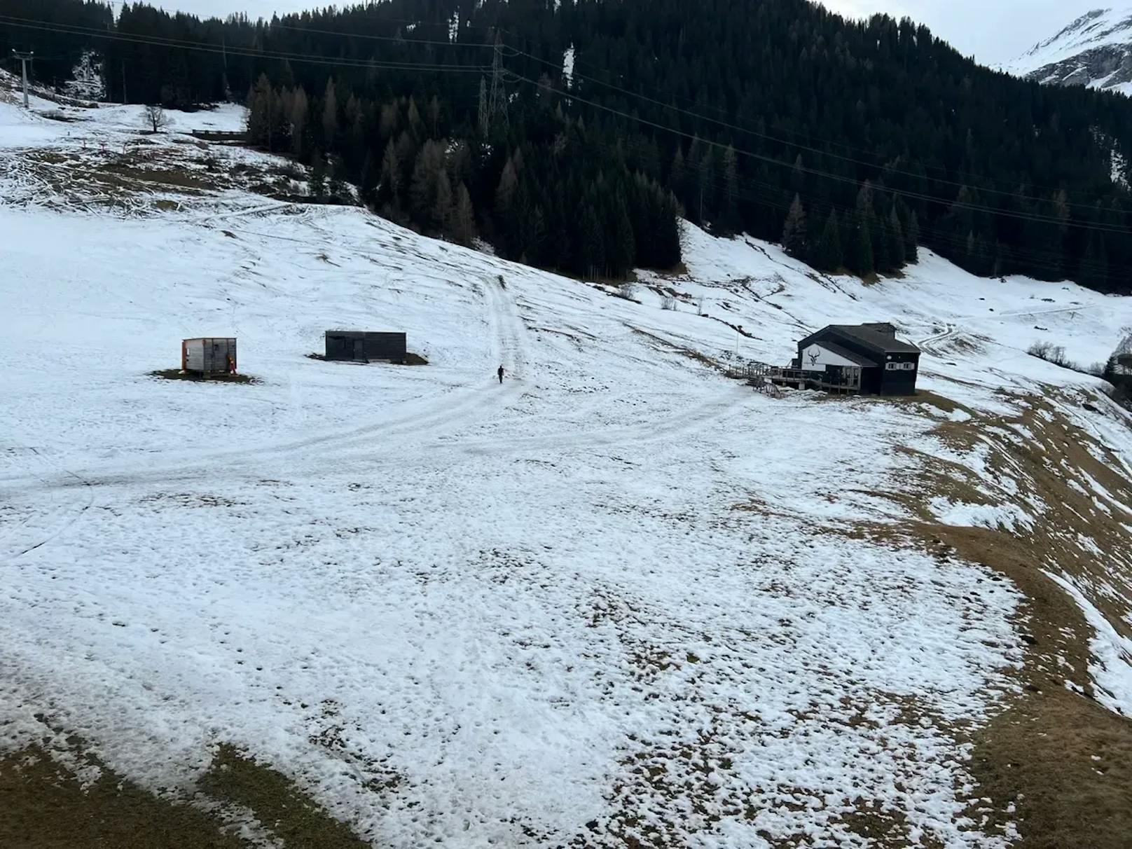 Nur höher gelegene Skigebiete können dank tiefer Temperaturen weiterhin beschneien und den Betrieb damit aufrechterhalten.