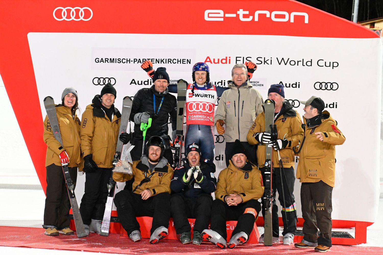 Das Van Deer Red Bull Team jubelt mit Henrik Kristoffersen.