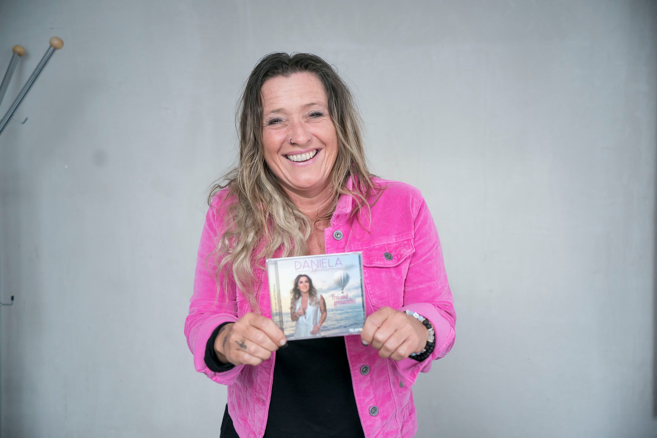 Schlagersängerin Daniela Alfinito mit ihrer neuen CD.