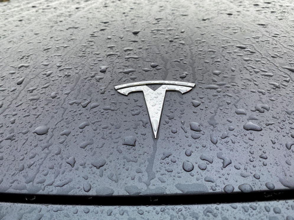 Ins Wasser gefallen? Anleger sorgen sich um die Tesla-Aktie.