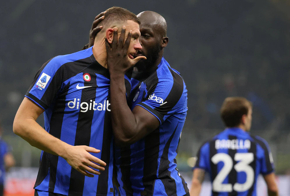 Edin Dzeko und Romelu Lukaku jubeln über den Sieg.