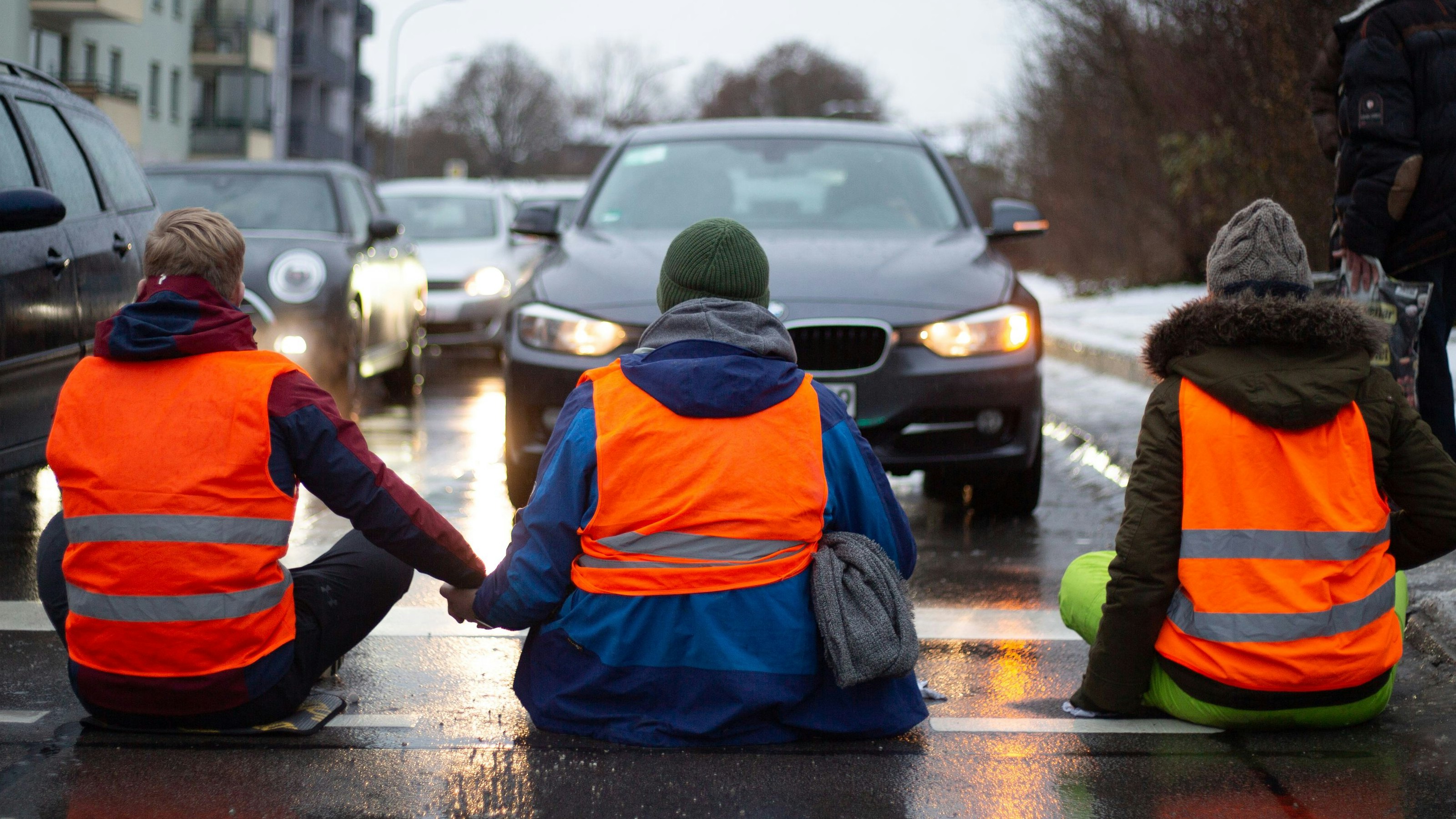 Download von www.picturedesk.com am 04.01.2023 (11:06).  ACT action_40789470 -- Am 21.12.2022 blockierten neun Klimakleber die Ampfingerstraße Ecke Berg-am-Laim-Straße in München. Ein Autofahrer war besonders aggressiv und griff sowohl Klimakleber als auch wiederholt Pressevertreter*innen an. Die Letzte Generation demonstriert für die Wiedereinführung des Neun-Euro-Ticket und ein Tempolimit von 100 km/h auf Autobahnen. -- On December 21st, 2022 9 Last Generation activists blocked a road in Munich, Germany. One driver attacked the activists and two journalists. The LastGen protests for the re-introduction of the 9-euro-ticket for public transport and a speed limit of 100 km/h on highways. - 20221221_PD2453 - Rechteinfo: Rights Managed (RM)