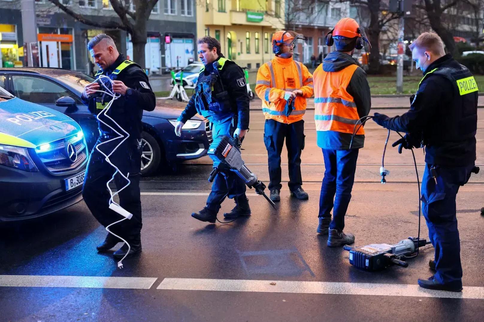 Die Klimaaktivisten wollten den Asphalt aufmeißeln.