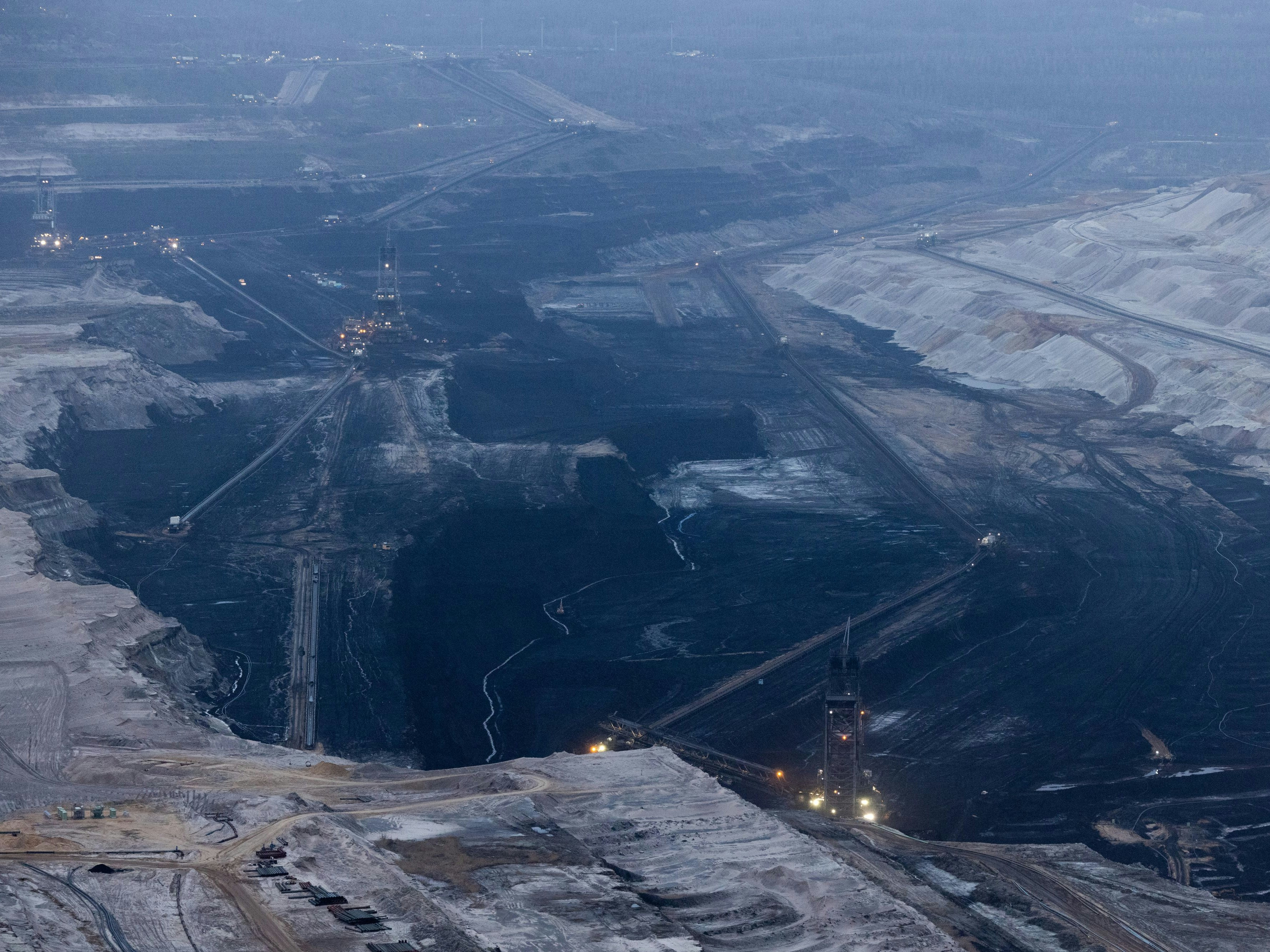 Download von www.picturedesk.com am 05.01.2023 (16:08).  05 January 2023, North Rhine-Westphalia, Elsdorf: View of the Hambach opencast lignite mine seen from the :terra nova forum, where lignite excavators of the RWE energy group are working. The Hambach open pit mine is the largest open pit mine operated by RWE Power AG in the Rhenish lignite mining region and the largest lignite mine in Europe. Photo: Rolf Vennenbernd/dpa - 20230105_PD1881 - Rechteinfo: Rights Managed (RM)