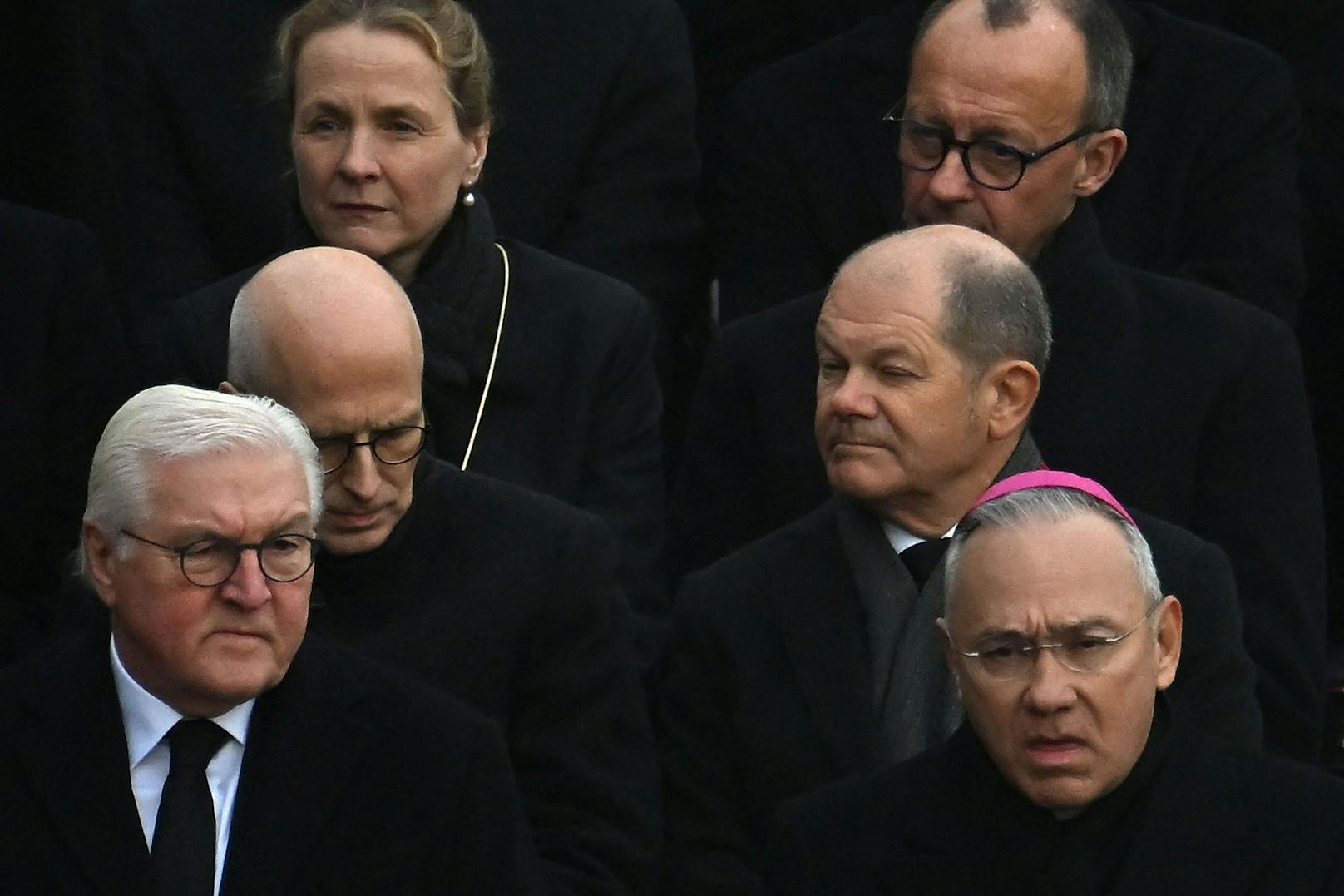 Auch Deutschlands Präsident <strong>Frank-Walter Steinmeier</strong>&nbsp;(vorne links) und Bundeskanzler <strong>Olaf Scholz</strong> (Mitte, rechts)&nbsp;wohnen der Zeremonie in Rom bei.